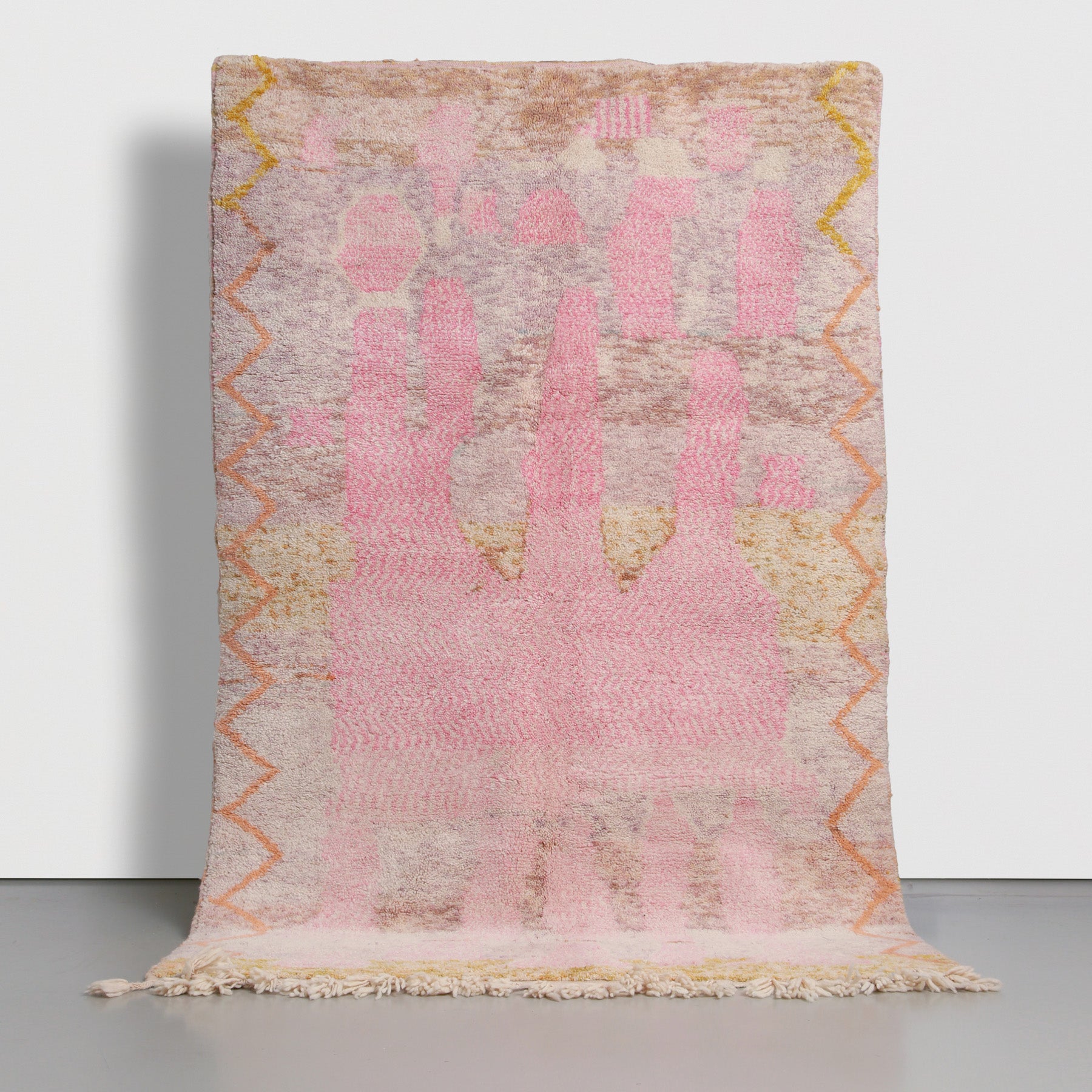 tappeto beni ourain realizzato a mano con disegno astratto rosa su base lilla con righe laterali arancioni