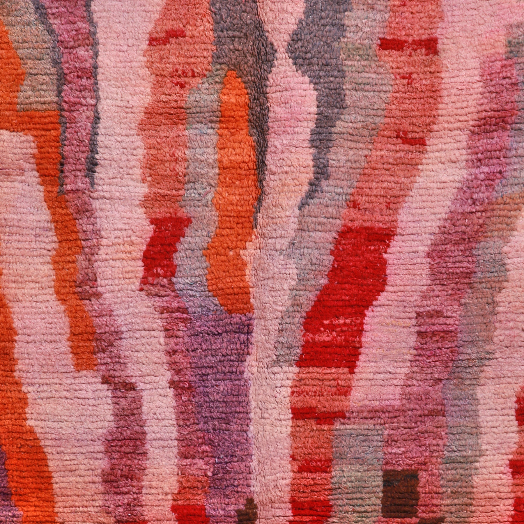 dettaglio della fantiasia di un tappeto boujaad daui colori rosa rosso arancione lilla e grigio