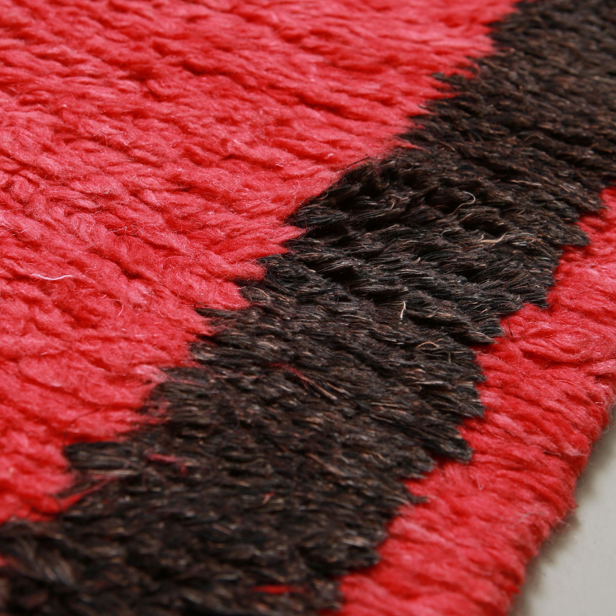 Pattern geometrico minimalista tappeto marocchino Boujaad, design rosso corallo con bordo nero in lana vergine