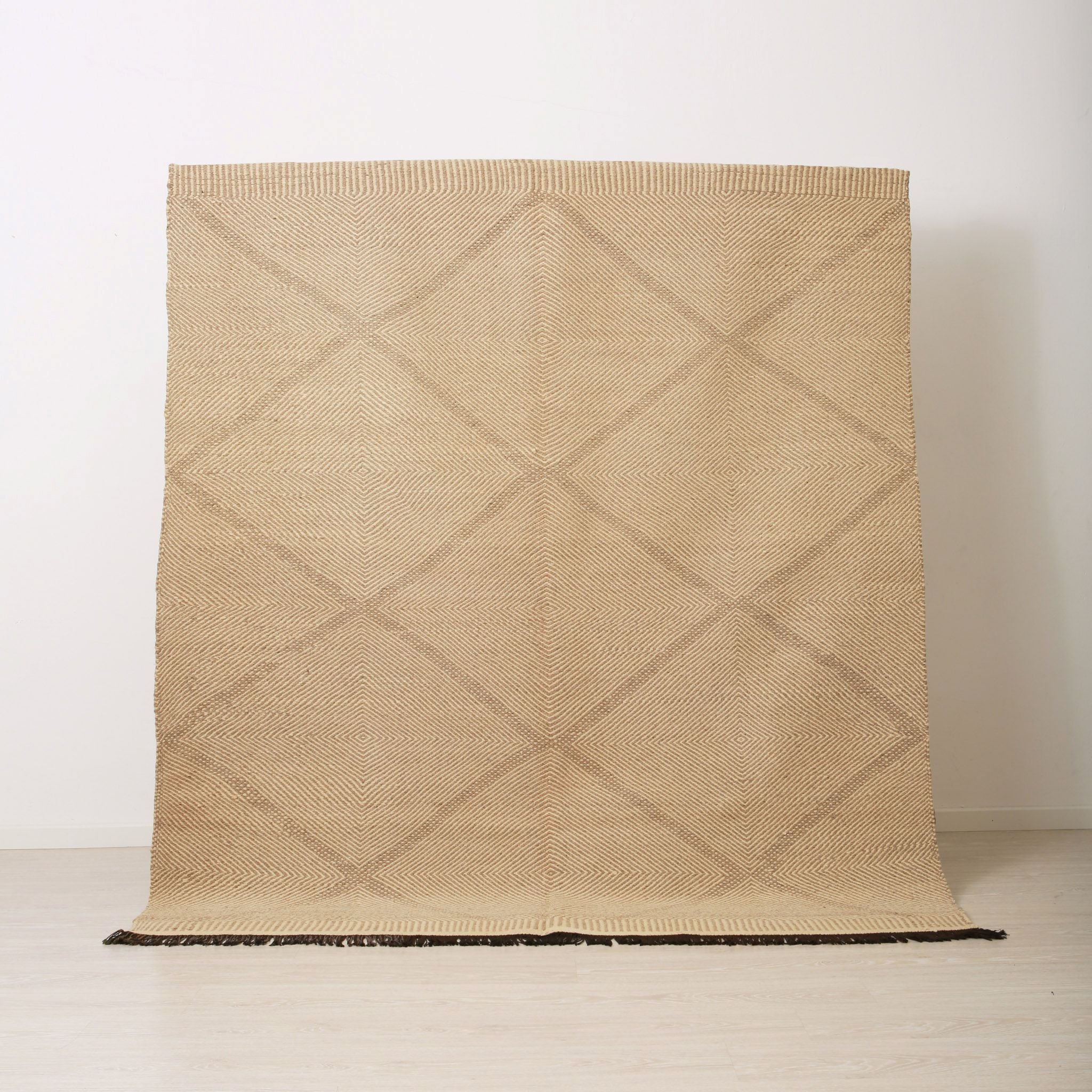 Tappeto Zanafi geometrico beige e marrone chiaro a tessitura piatta per arredamento moderno