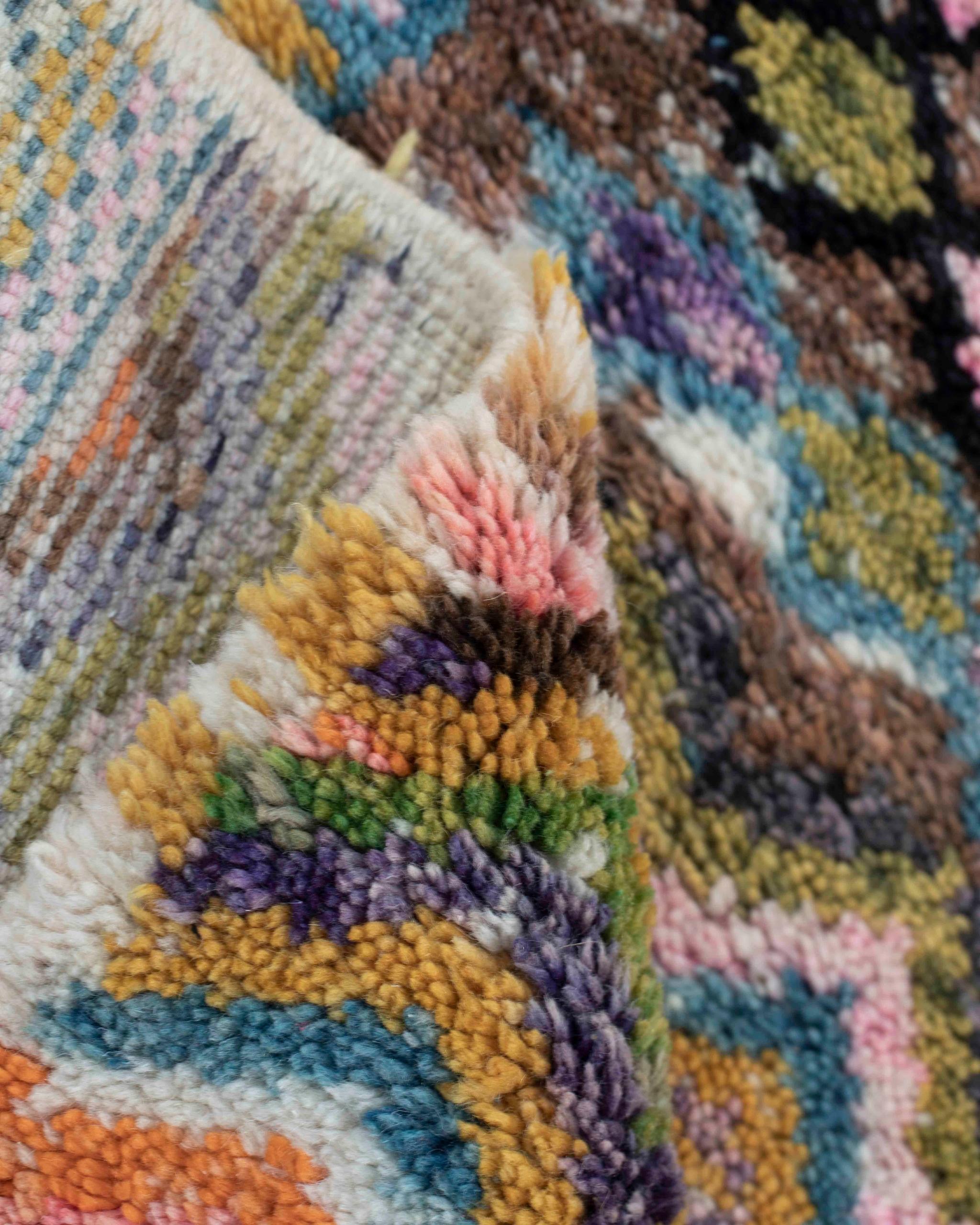 Dettaglio del vello in pura lana del tappeto Beni Ourain multicolore annodato a mano