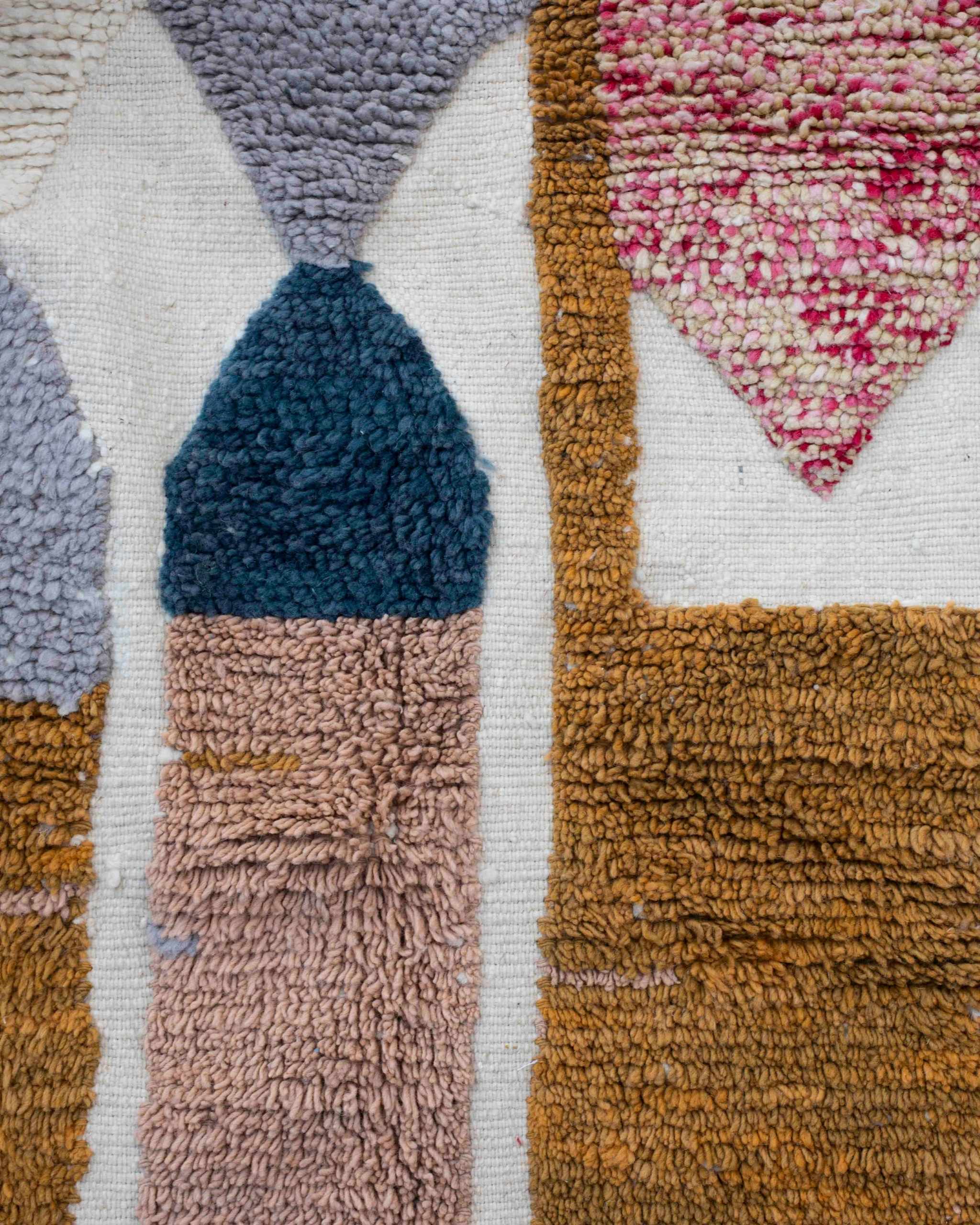 Tappeto berbero in colori pastello a blocchi geometrici astratti in blu petrolio, rosa cipria e senape sul fondo bianco