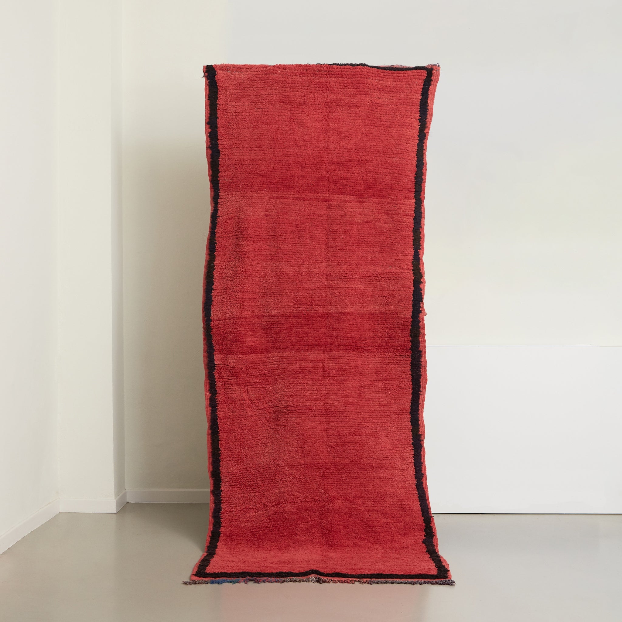 tappeto azilal vintage per corridoio in lana rossa con bordo nero