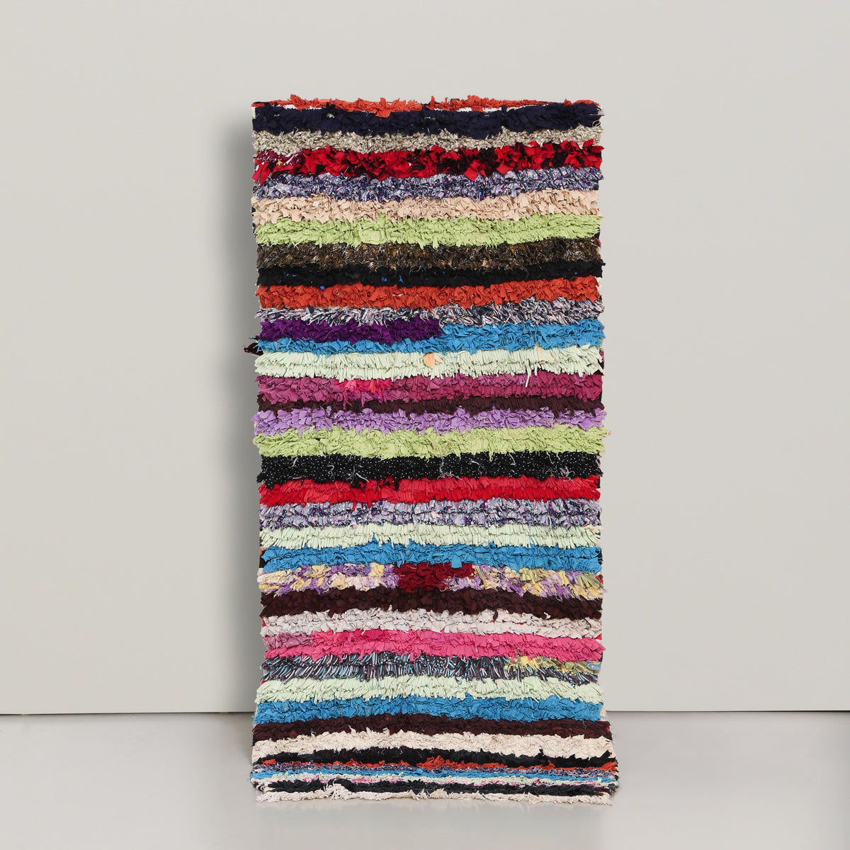 tappeto boucherouite con bande orizzontale colorate realizzate annodando stracci di vecchi tessuti