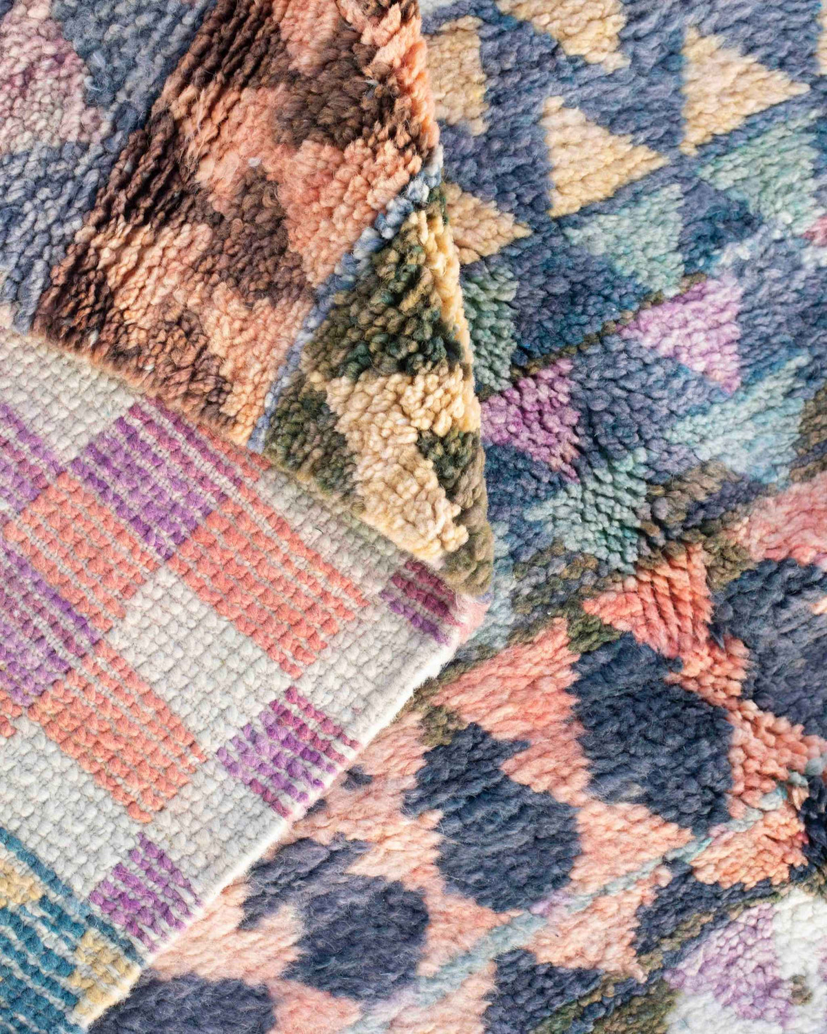 Dettaglio fronte e retro del tappeto Beni Ourain in lana con motivi geometrici colorati