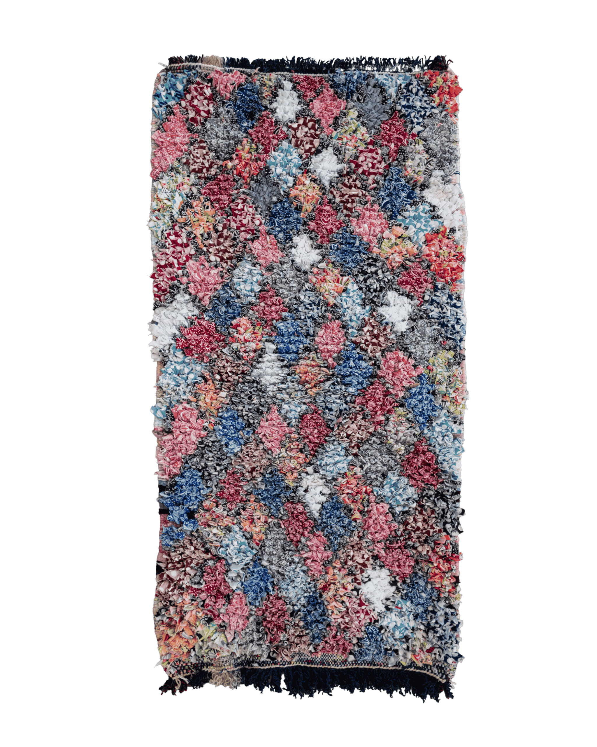 Tappeto di stracci riciclati annodati a mano in una fantasia a rombi colorati blu, neri, bianchi, bordeaux, grigi, azzurri