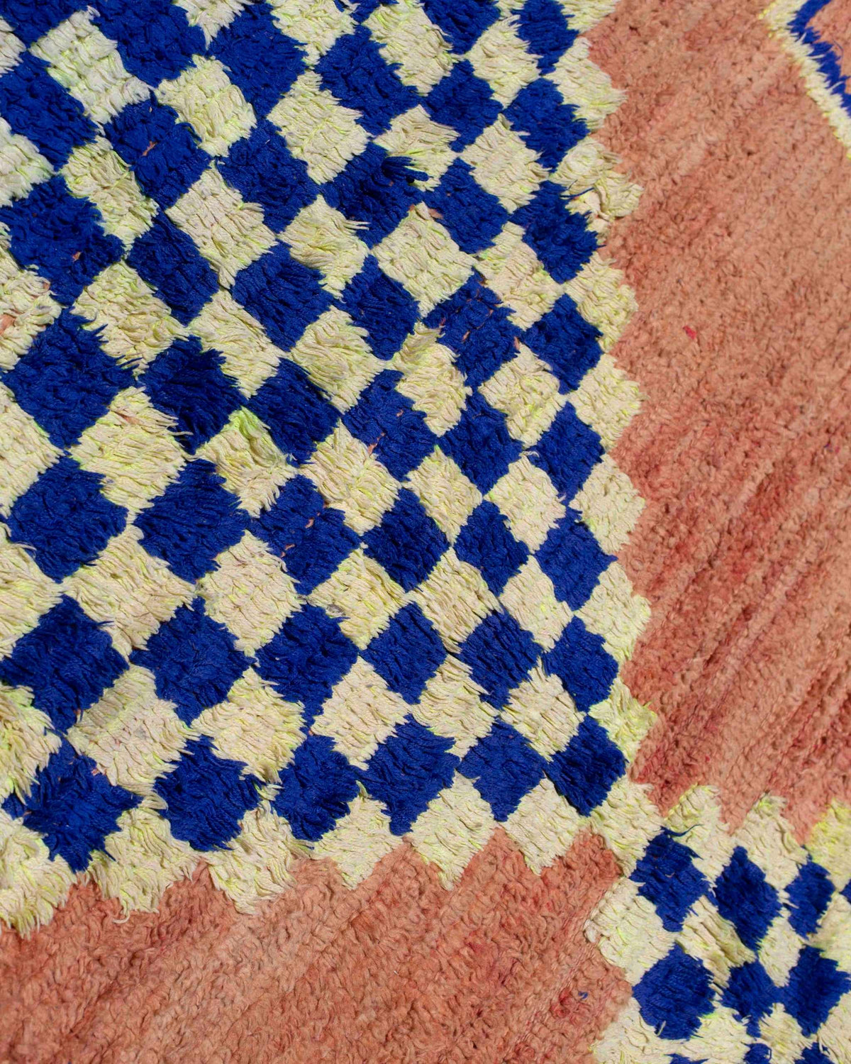 Dettaglio del tappeto vintage in lana annodata a mano arancione con scacchi blu e giallo-verdi