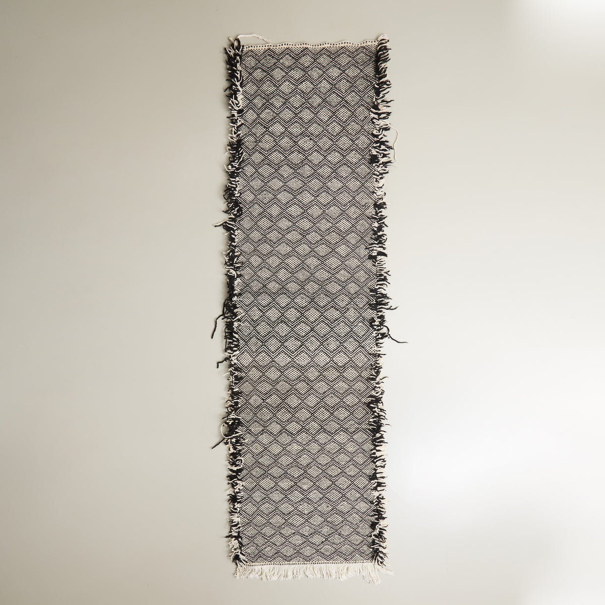tappeto zanafi kilim passatoia in lana bianca e nera intrecciata