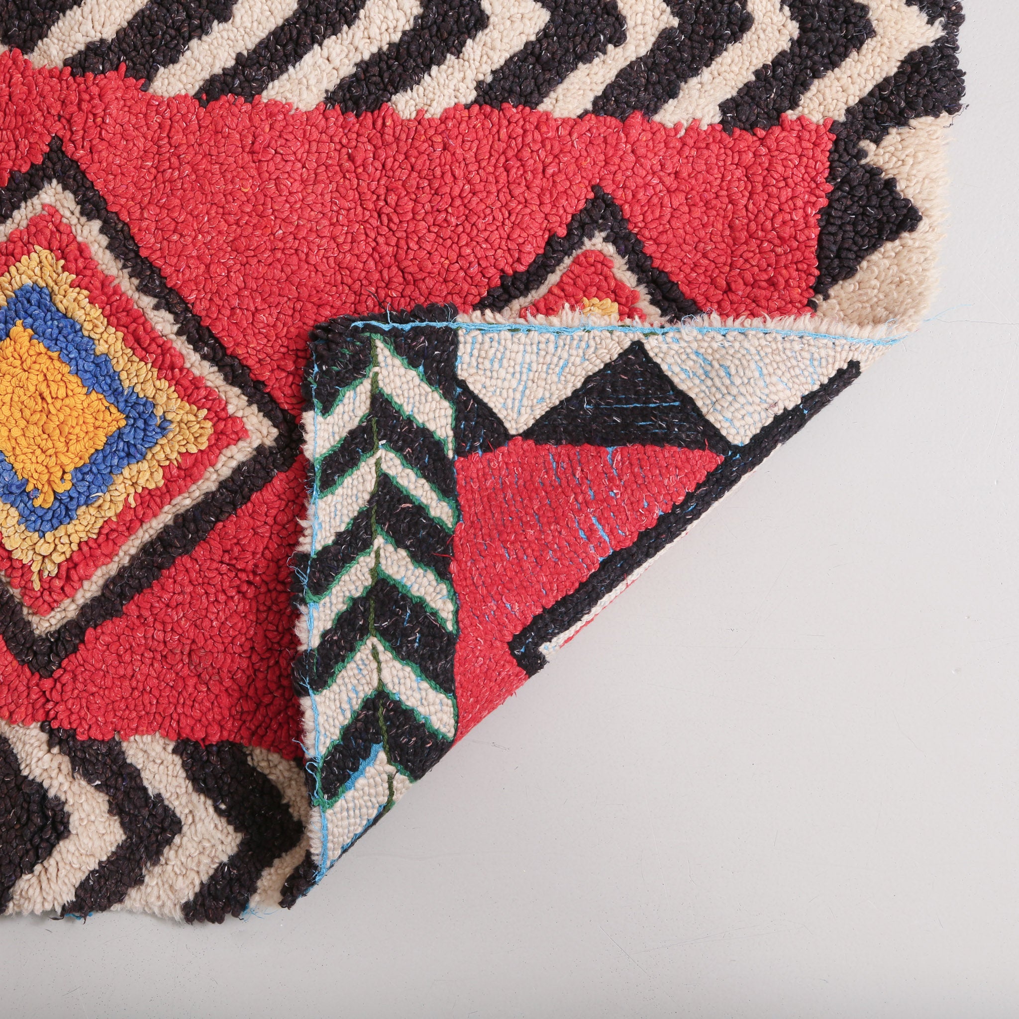 retro di tappeto zindeck realizzato annodando lana su un sacchetto di plastica