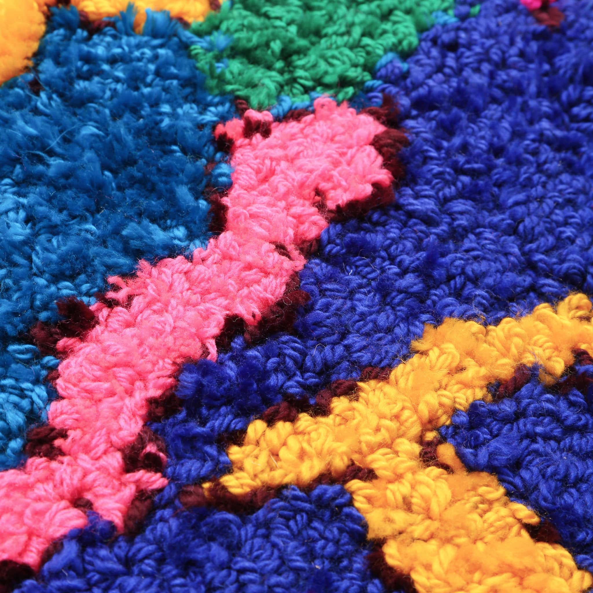 dettaglio del tessuto di un tappeto zindekh dai colori viola giallo e rosa