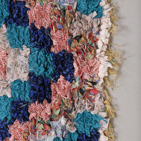 frangia di una tappeto zyndeck realizzato con stracci di tessuto annodati su un sacco di plastica