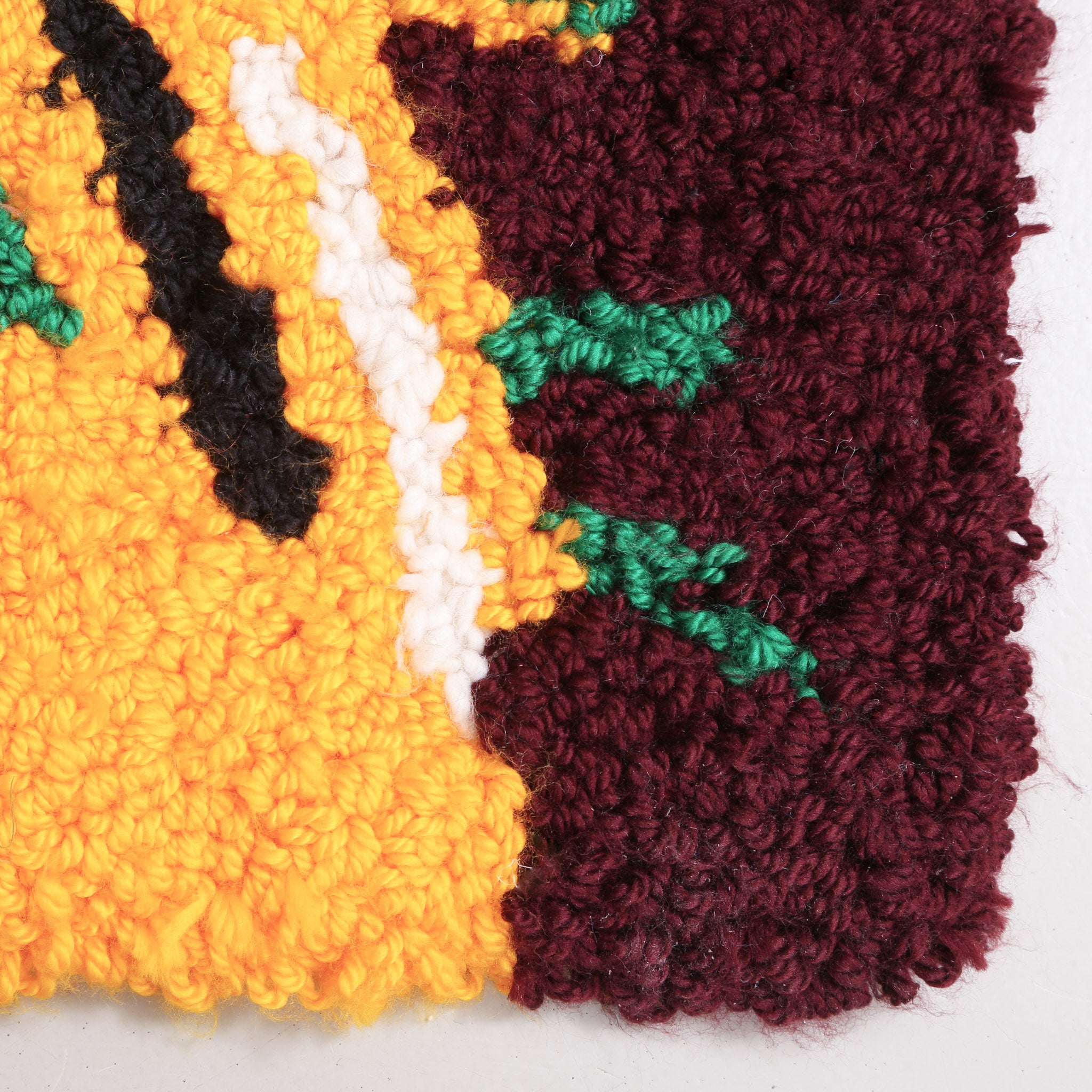angolo di tappeto zyndeck tessuto su sacchetto di plastica con tessuto giallo e marrone