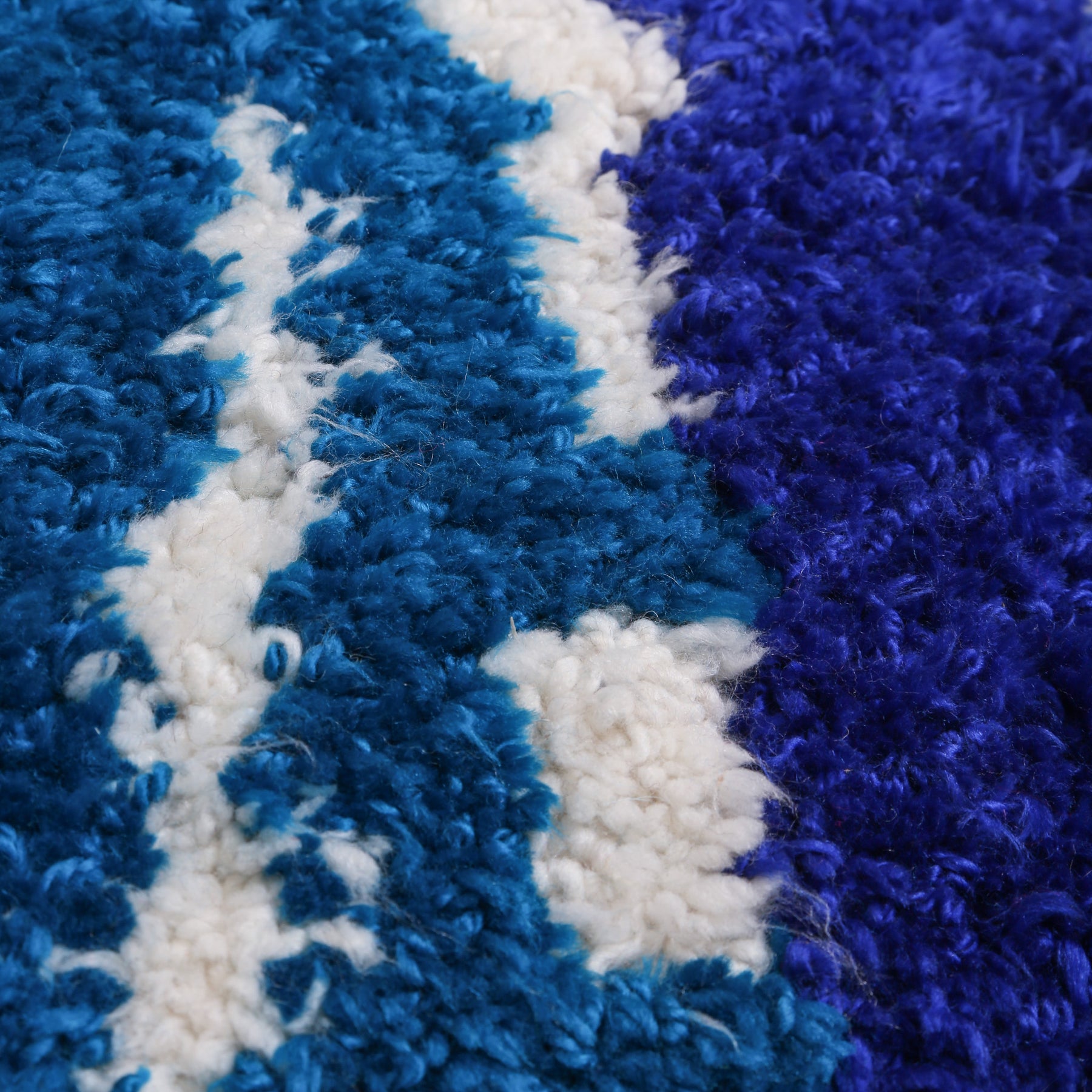 dettaglio del filo blu azzurro e bianco utilizzato per realizzare un tappeto zyndekh 