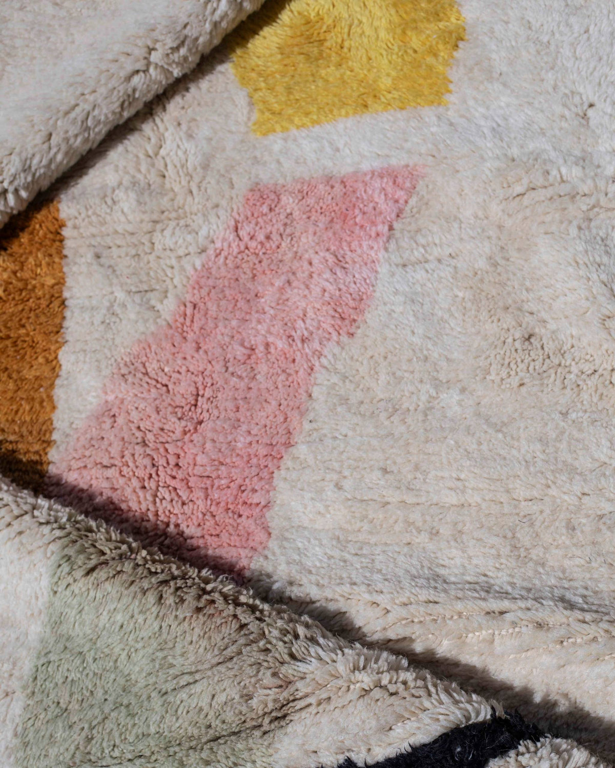 Texture ravvicinata della lana bianco avorio con blocchi di colore pastello del tappeto berbero astratto Azilal