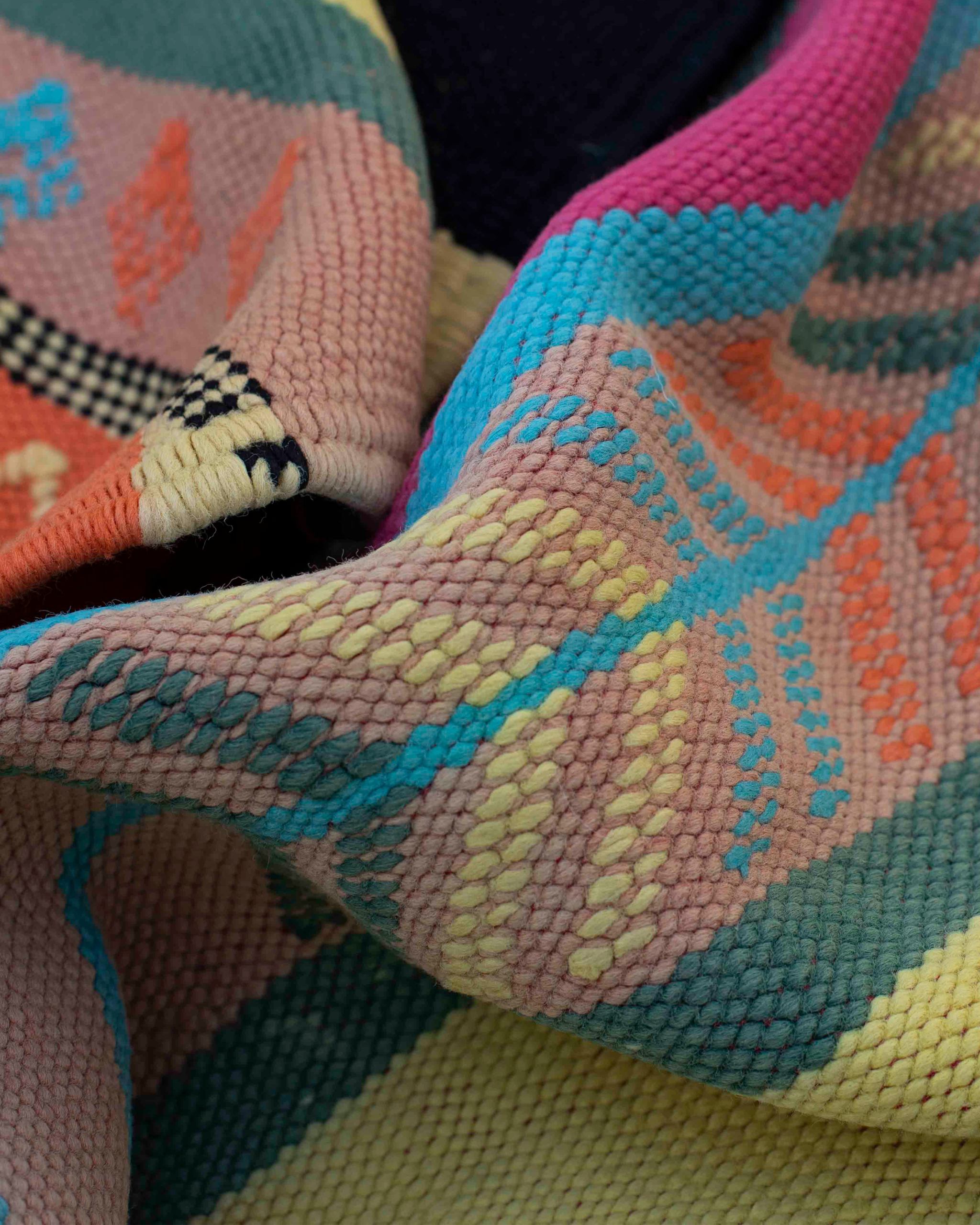 Texture ravvicinata della lana della passatoia Azilal con righe turchesi, rosa cipria, verde salvia e arancioni