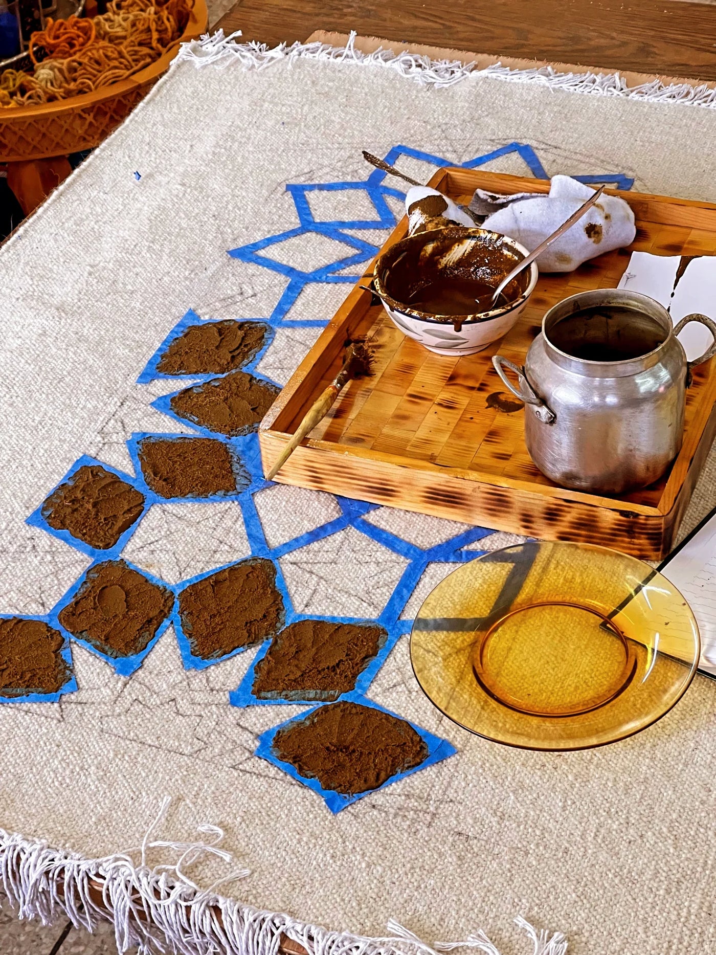 Piccolo tappeto in lana con disegni tracciati a mano e tintura con pigmenti naturali ed henna. Residenza artistica Atba di Mohammed El Hajoui