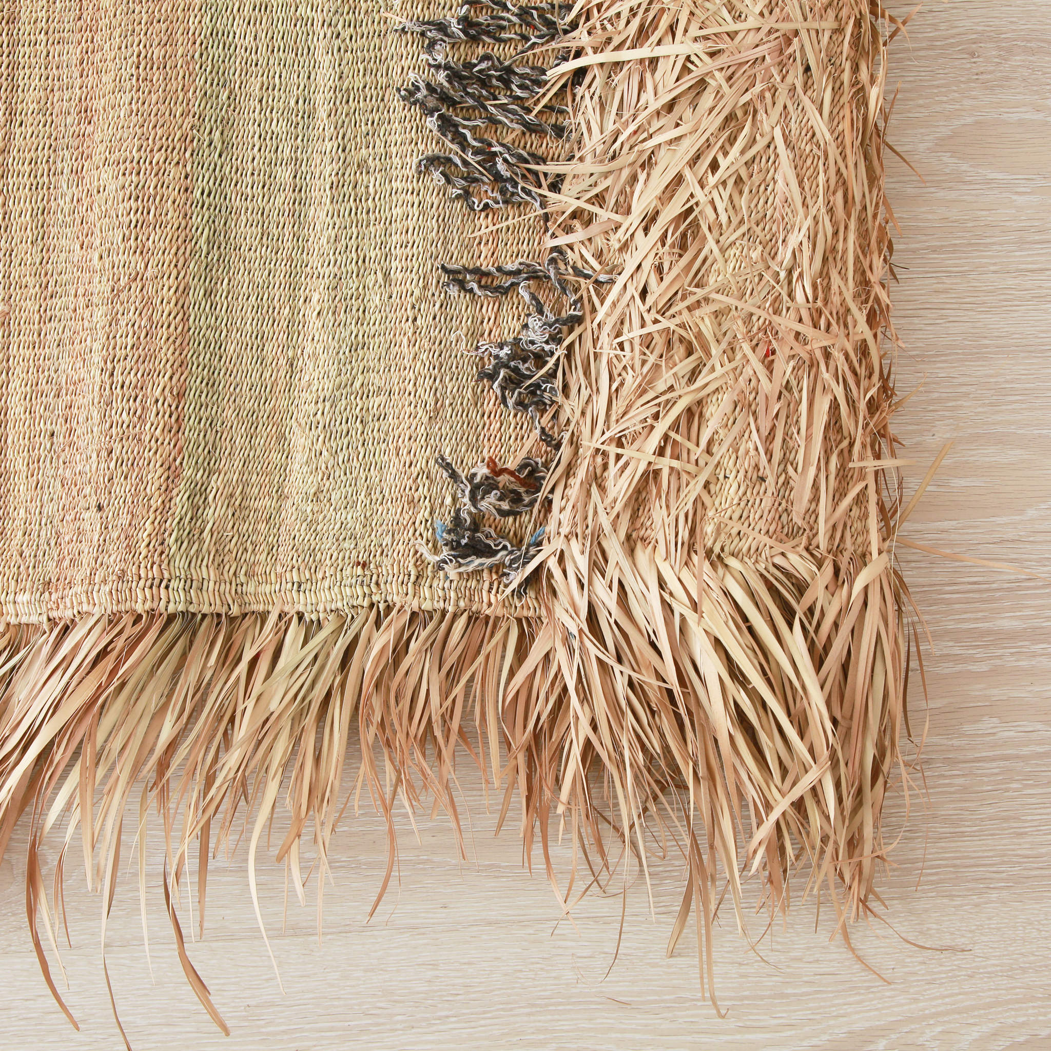 tappeto stuoia hassira senza ricami intrecciata con paglia di palma con un frangia laterale in paglia, dettaglio dell'angolo ripiegato