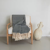 Coperta d'arredo blu notte appoggiata su una sedia