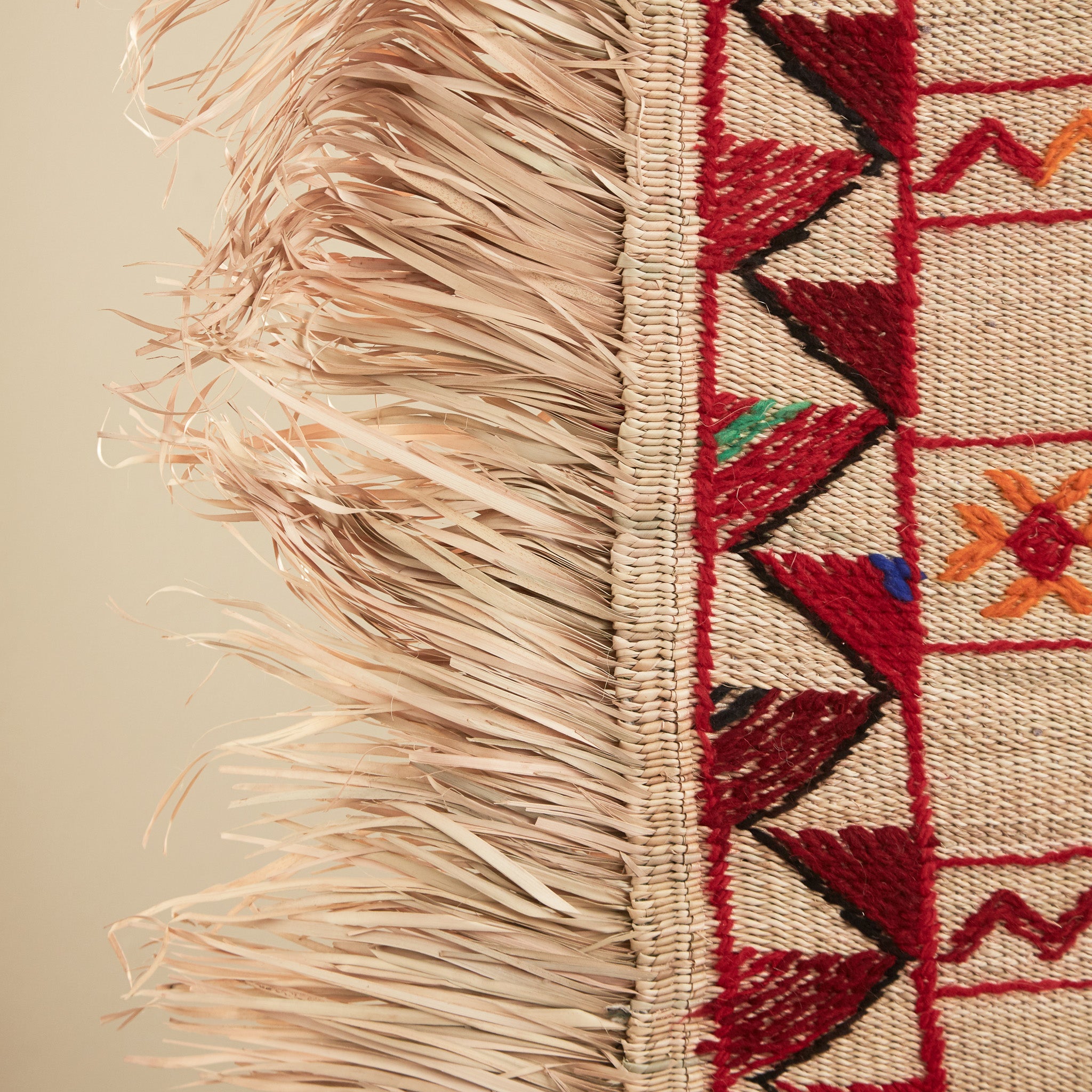 dettaglio della frangia in paglia del ricamo di una stuoia tappeto in paglia hassira grande in paglia di palma e ricami in lana
