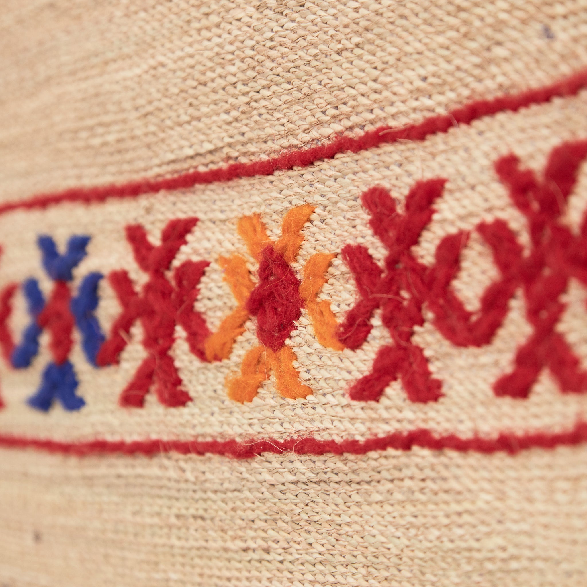 dettaglio del ricamo di una stuoia tappeto in paglia hassira grande in paglia di palma e ricami in lana