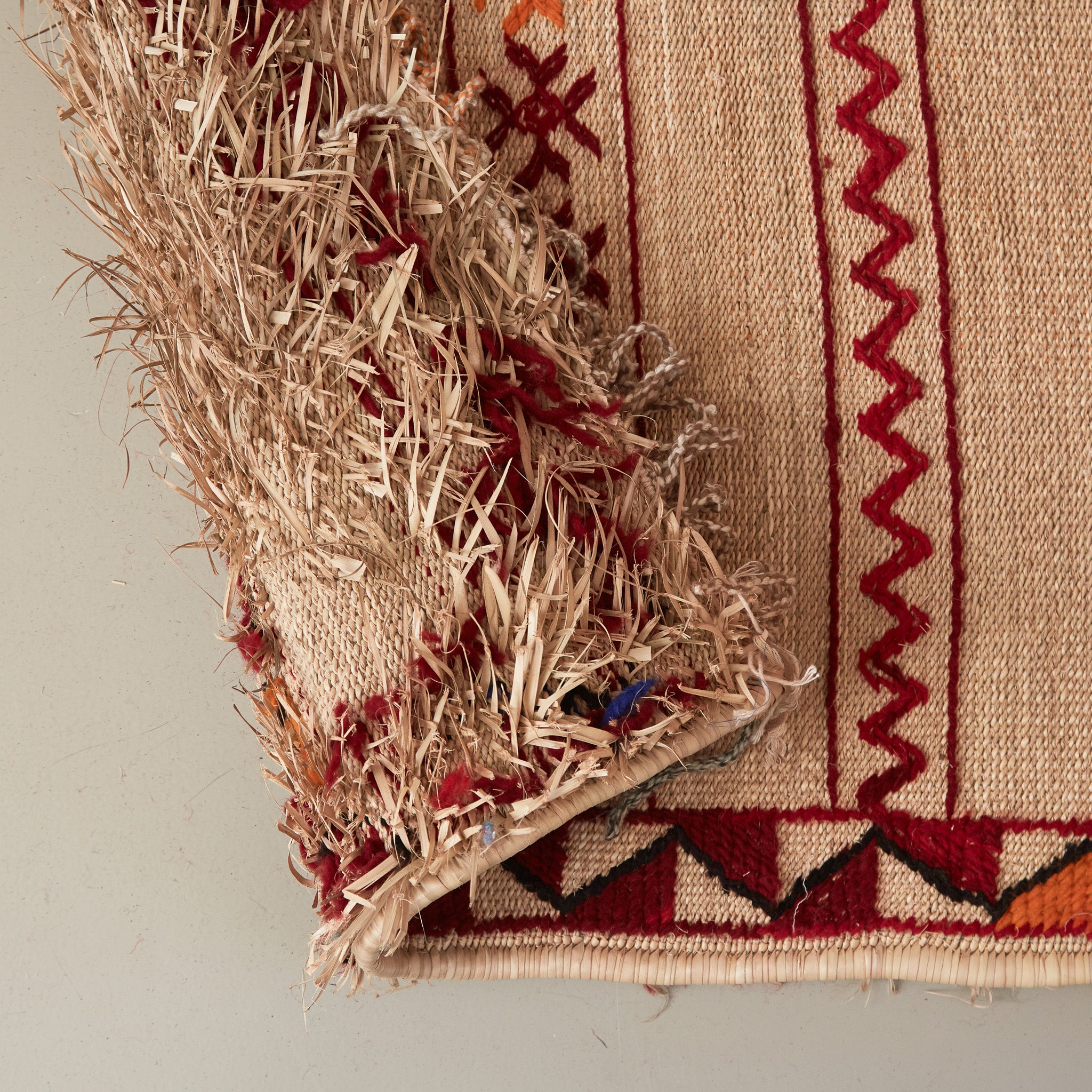 dettaglio del retro di una stuoia tappeto in paglia hassira grande in paglia di palma e ricami in lana