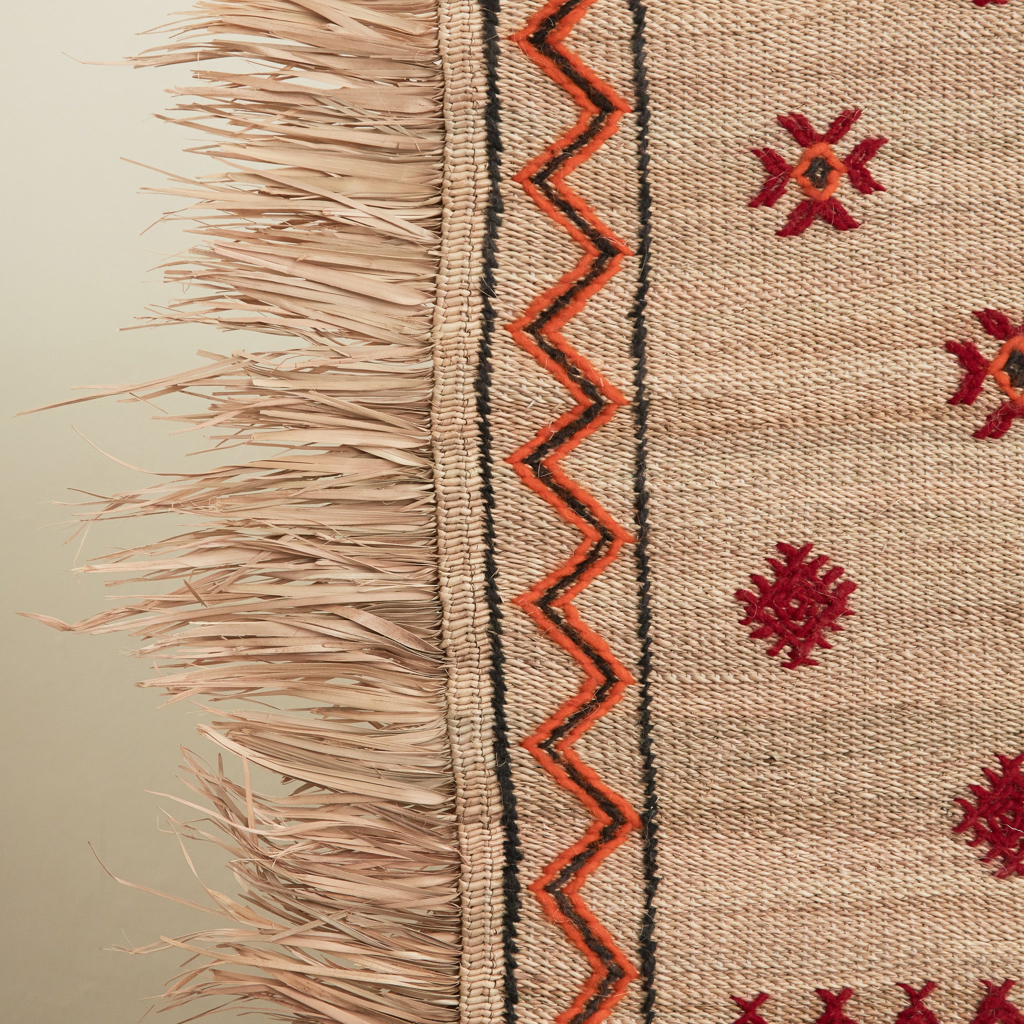 dettaglio della frangia in paglia e del ricamo di una stuoia tappeto in paglia hassira media in paglia di palma e ricami in lana