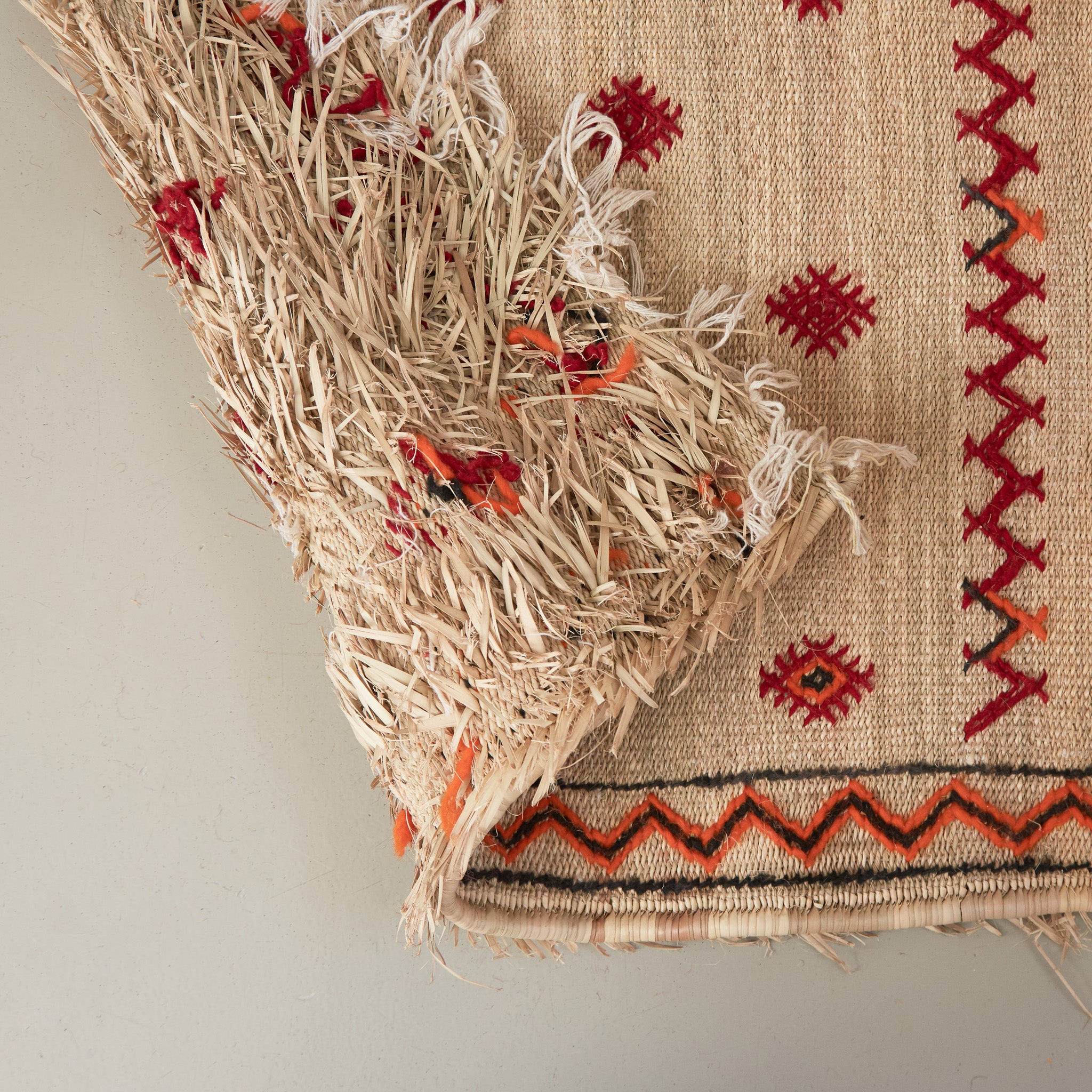 dettaglio del retro di una stuoia tappeto in paglia hassira media in paglia di palma e ricami in lana