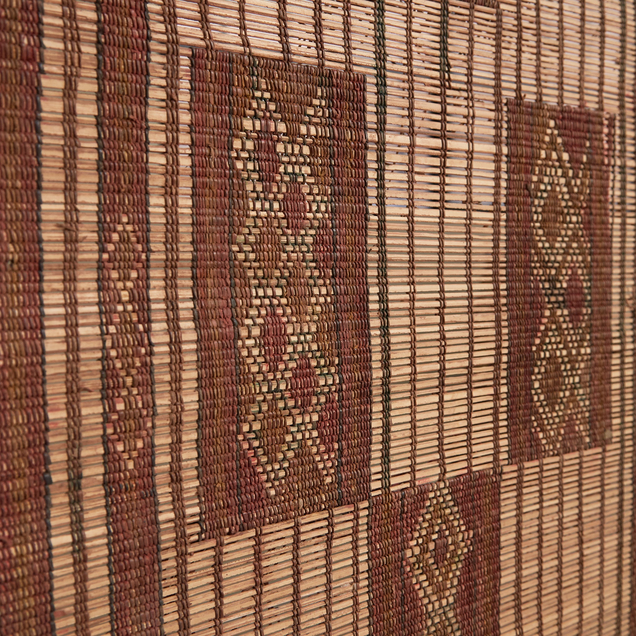 dettaglio della lavorazione di una Stuoia touareg vintage in legno e cuoio