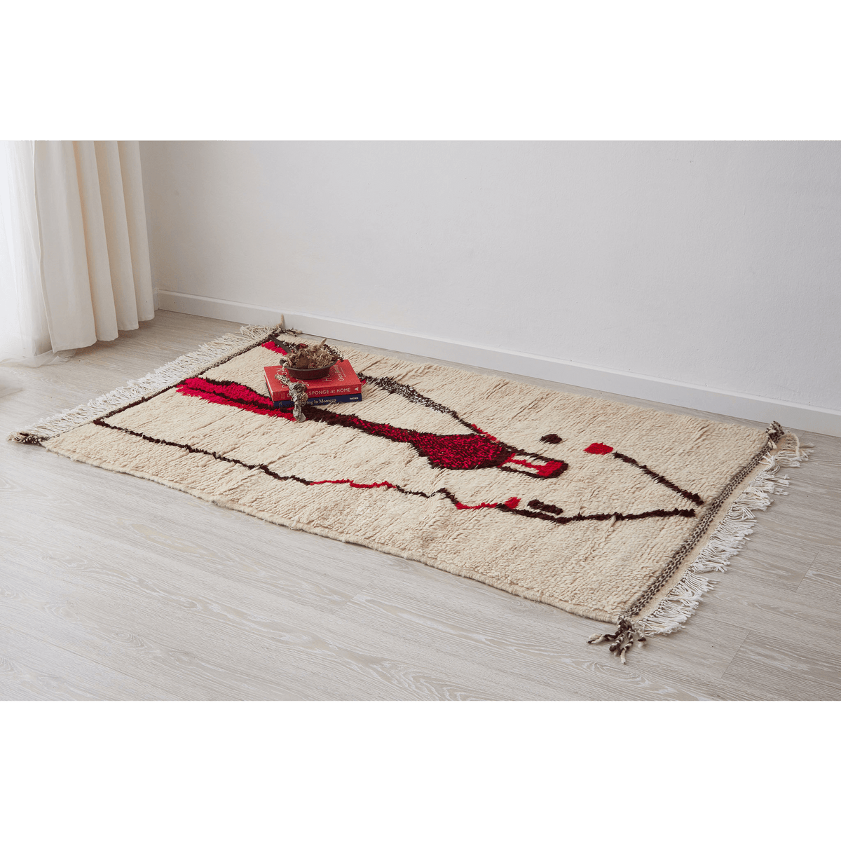 tappeto azilal in morbida lana a pelo corto con disegno astratto su base bianca disteso su pavimento