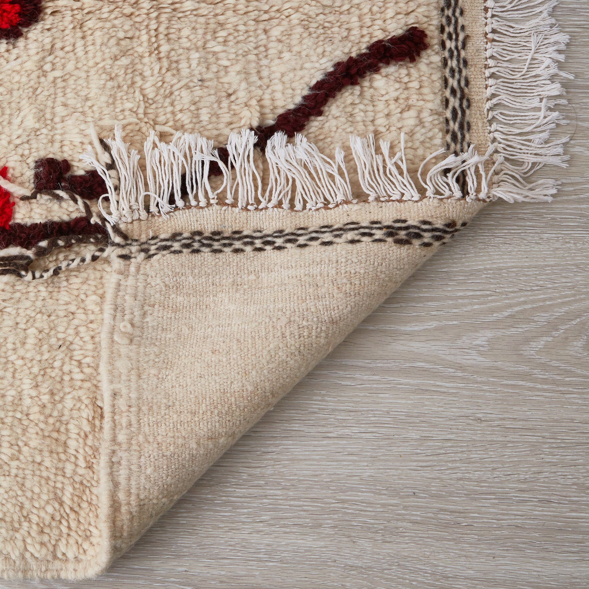 tappeto azilal in morbida lana a pelo corto con disegno astratto su base bianca retro