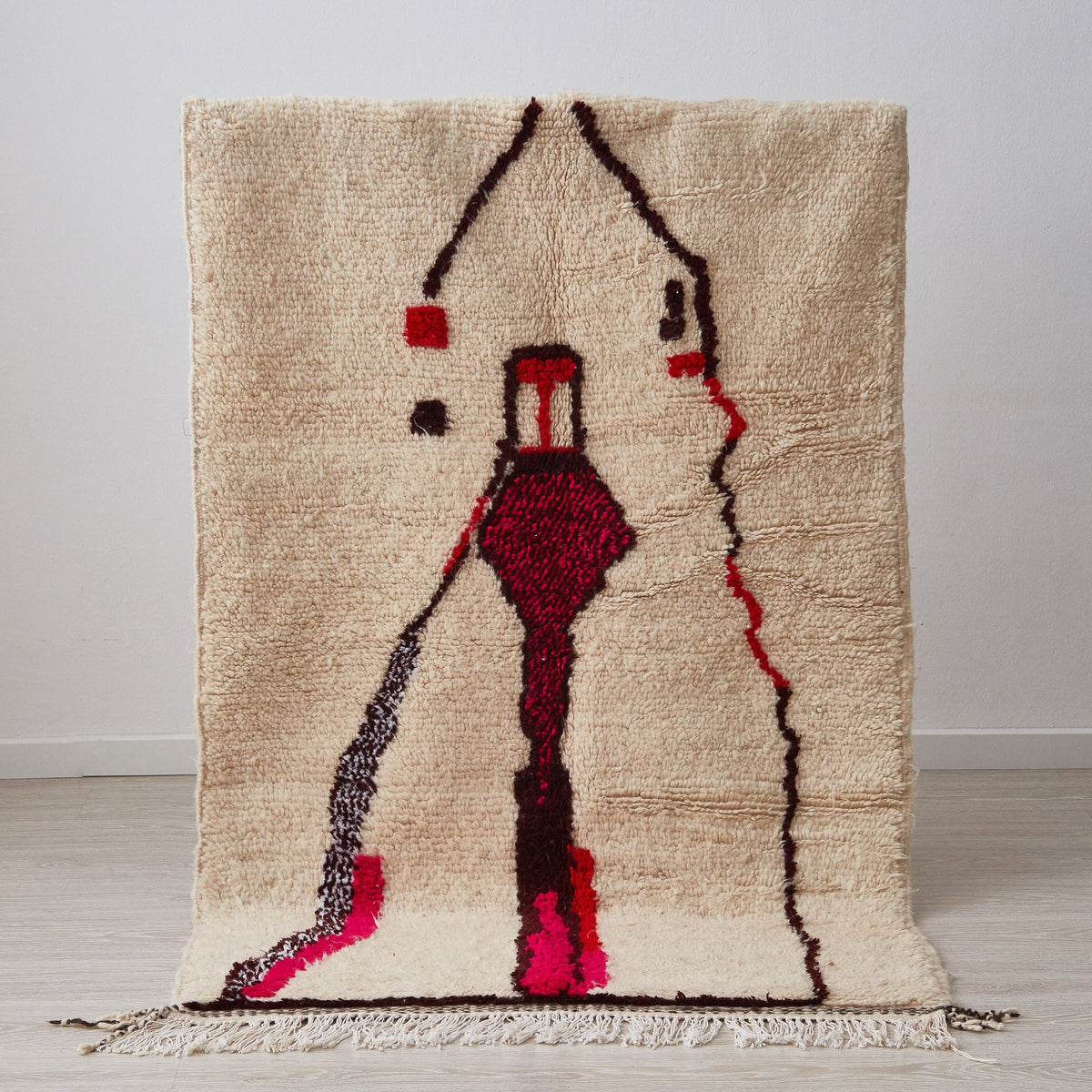tappeto azilal in morbida lana a pelo corto con disegno astratto su base bianca in posizione verticale