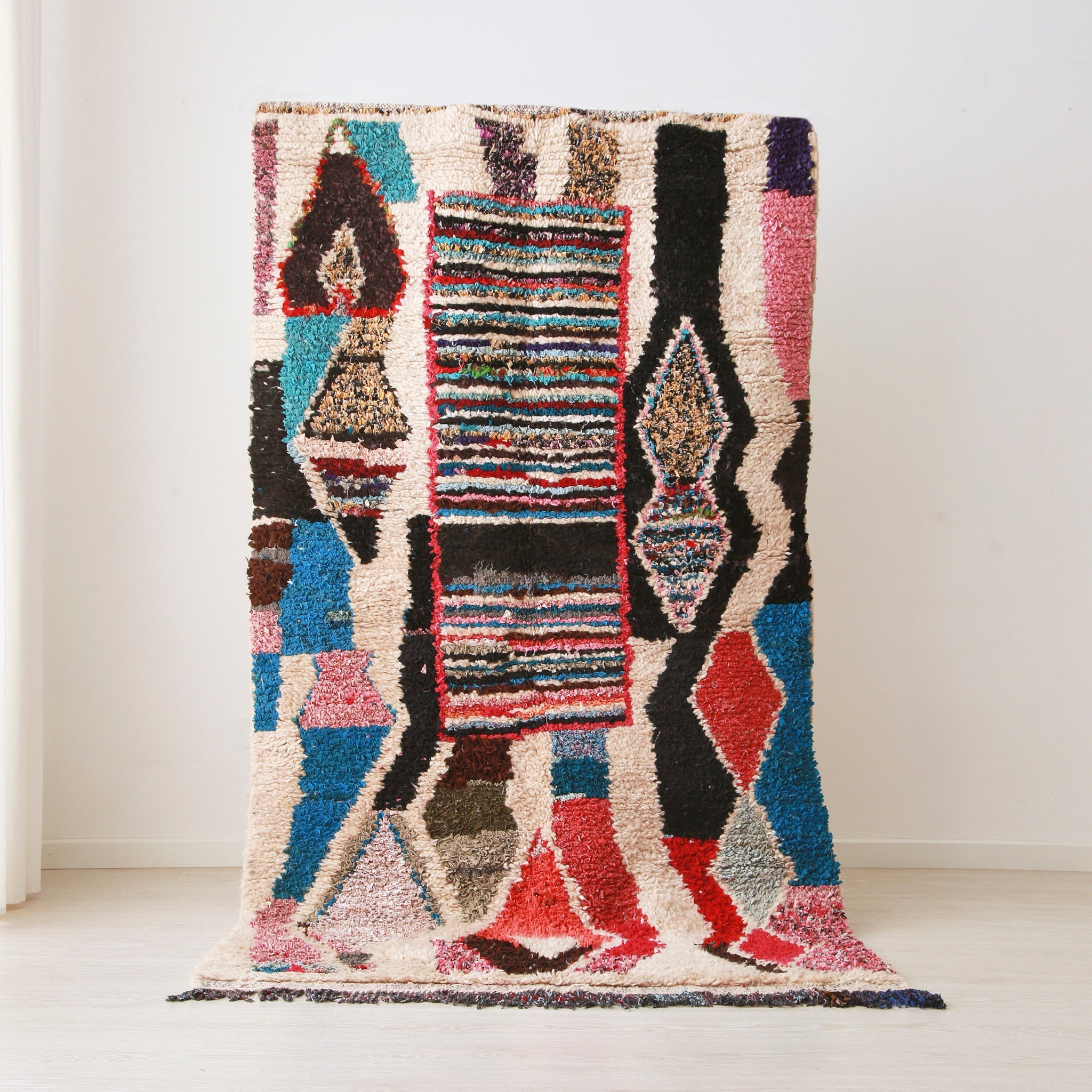 tappeto azilal vintage tessuto con lana bianca e stracci tessuto colorati che formano dei disegni geometrici