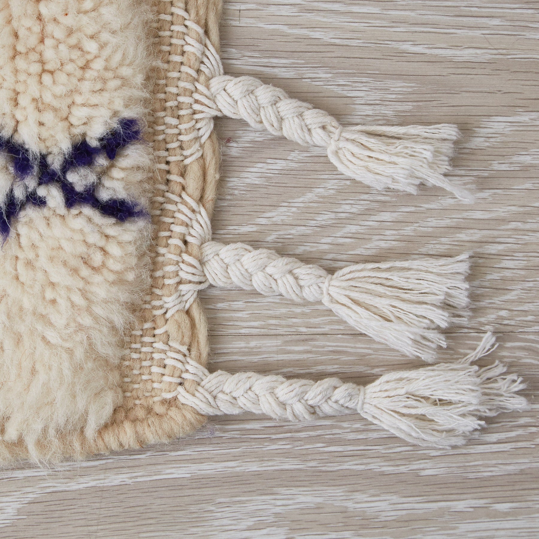 tappeto azilal per cameretta con rombi e linee spezzate simili a frecce di diversi colori dettaglio della frangia