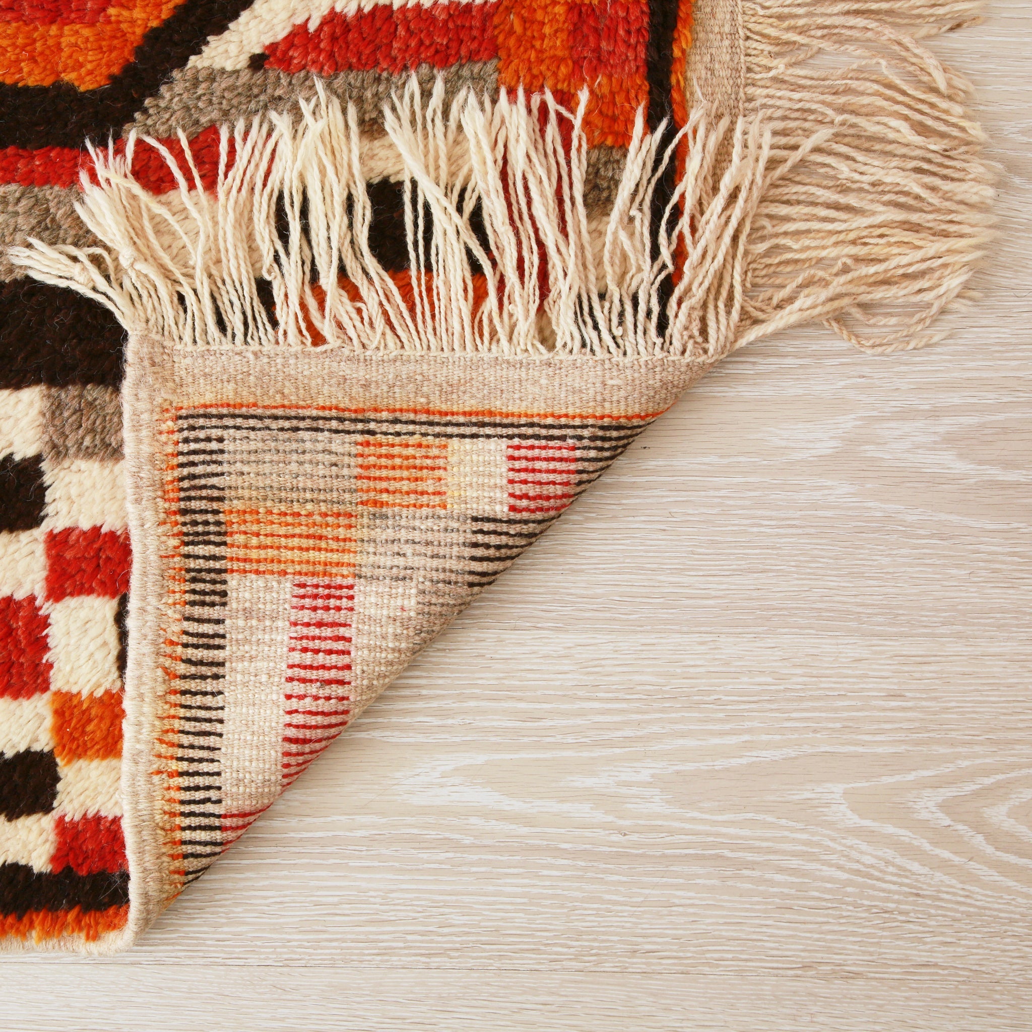 retro di un tappeto stile azilal che mostra la precisione delle tessitura e della finitura del bordo