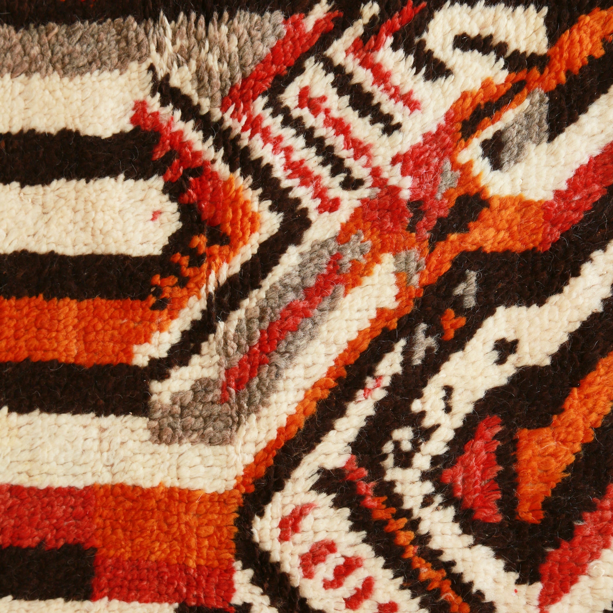 dettaglio della tappeto a pelo corto con con disegni geometrici di diversi colori