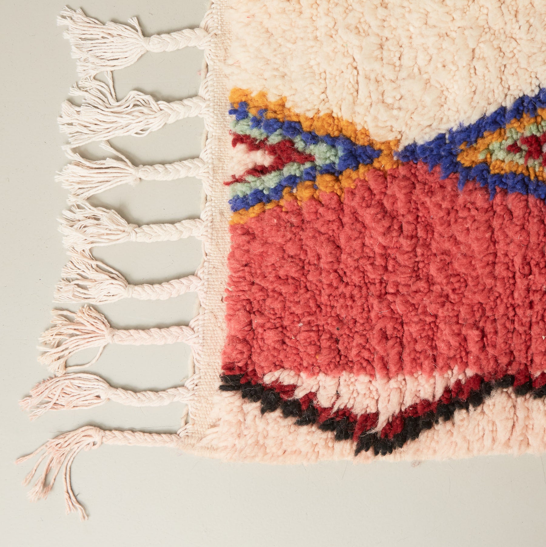 dettaglio dell'angolo e della frangia tappeto azilal piccolo con rombi colorati su base in lana bianca