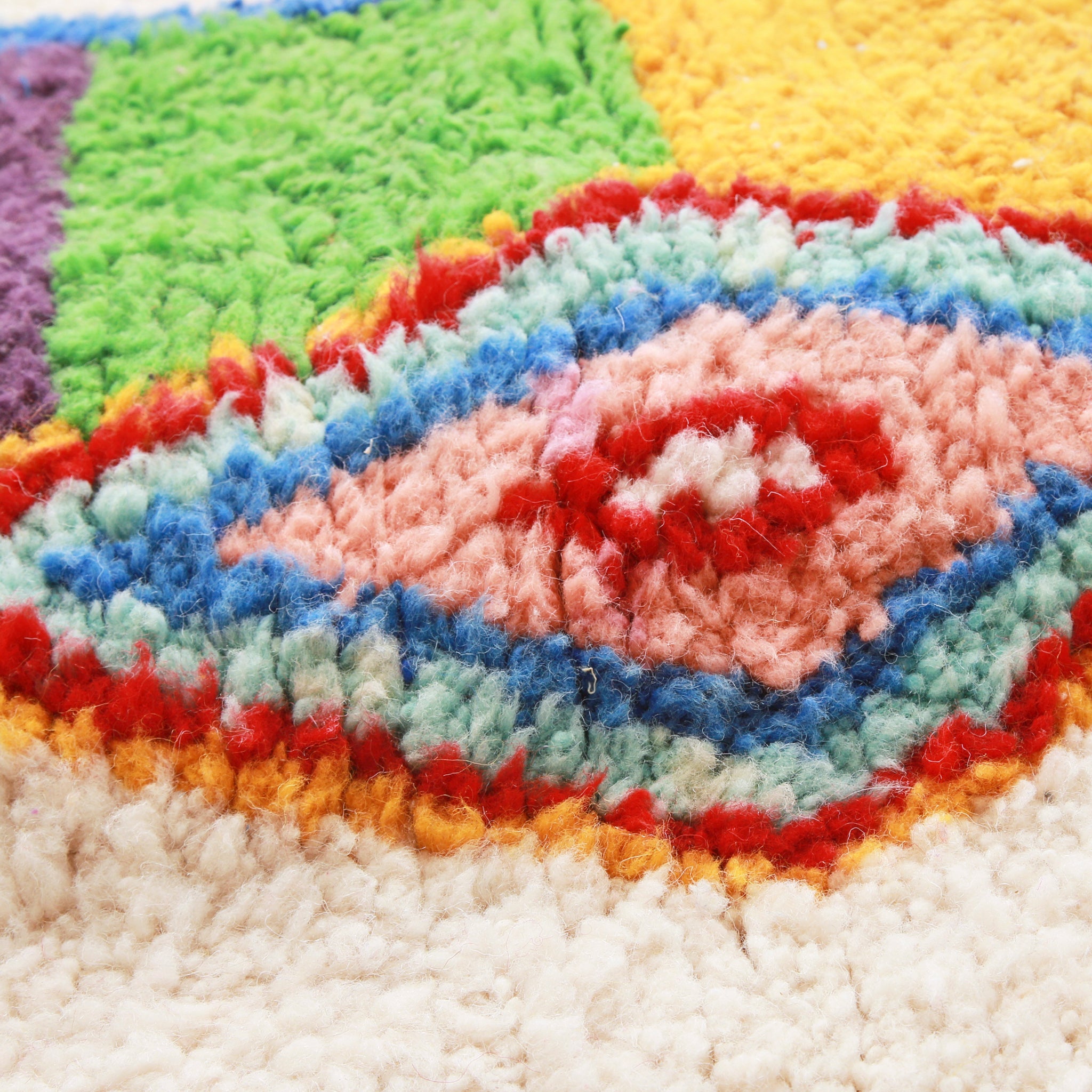 dettaglio della lana lunga di diversi colori di un tappeto azilal