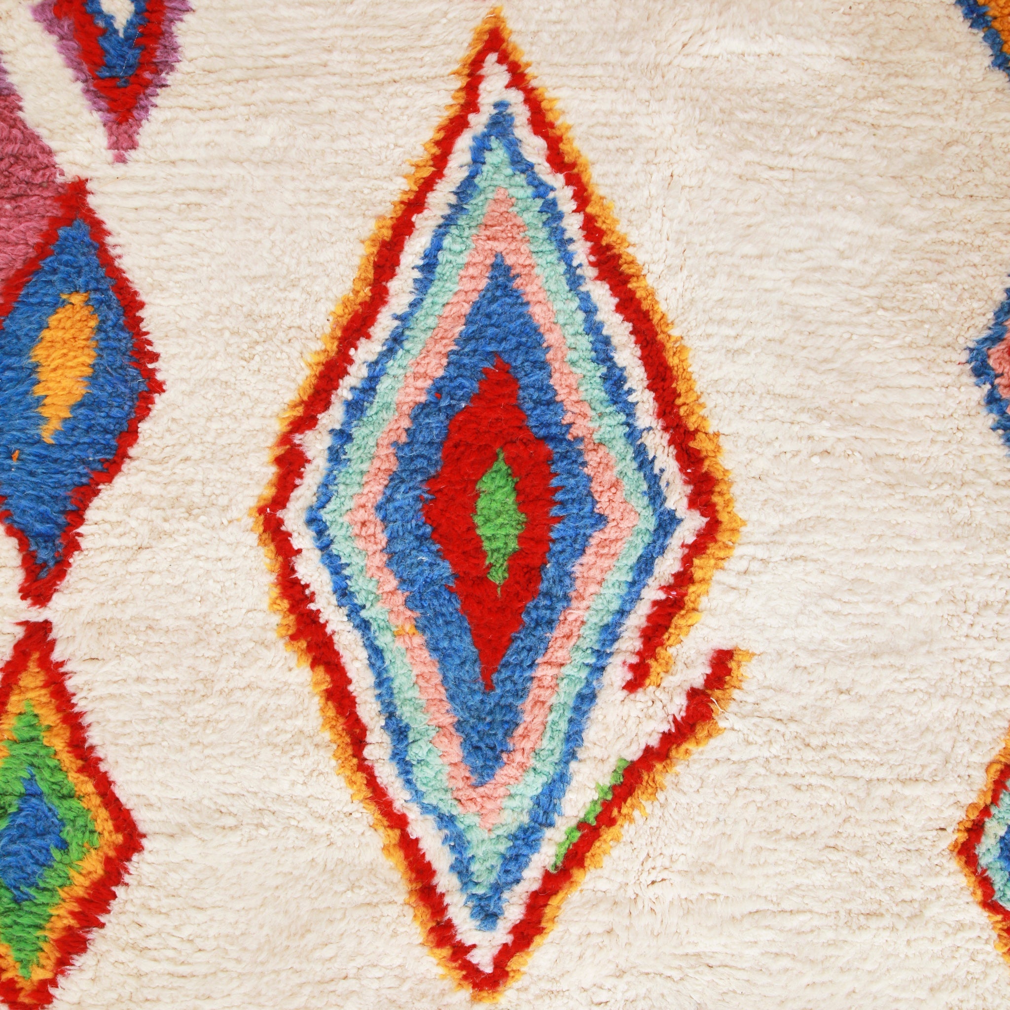 dettaglio di uno dei rombi di un tappeto azilal con mostrare i diversi colori che lo compongono