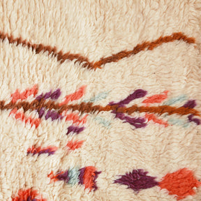 dettaglio della peli lunghi di lana e dei colori del tappeto, marrone chiaro, viola, rosa, arancione e azzuro