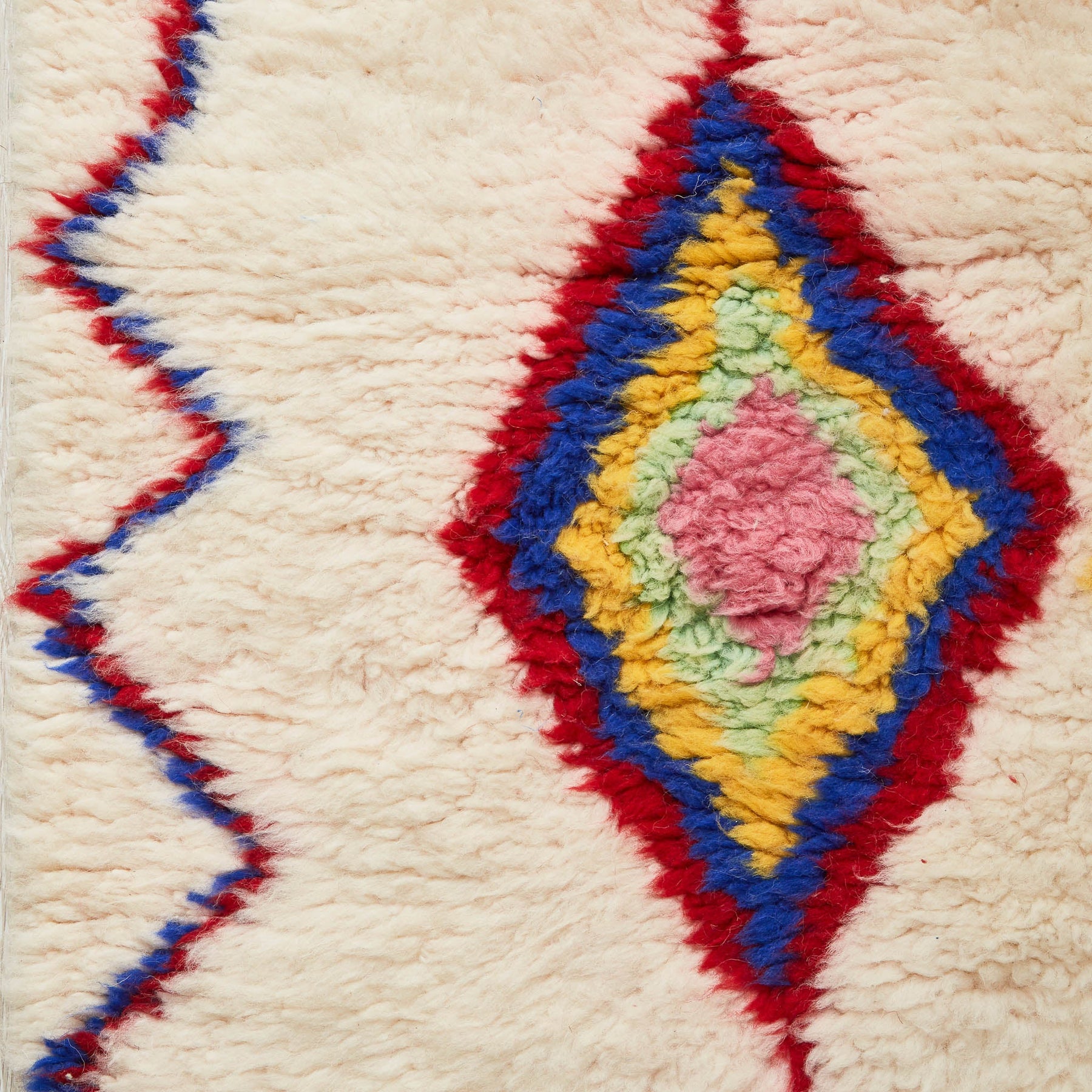 tappeto azilal con rombi e linee dai colori vivaci su base bianca dettaglio rombo con 4 colori