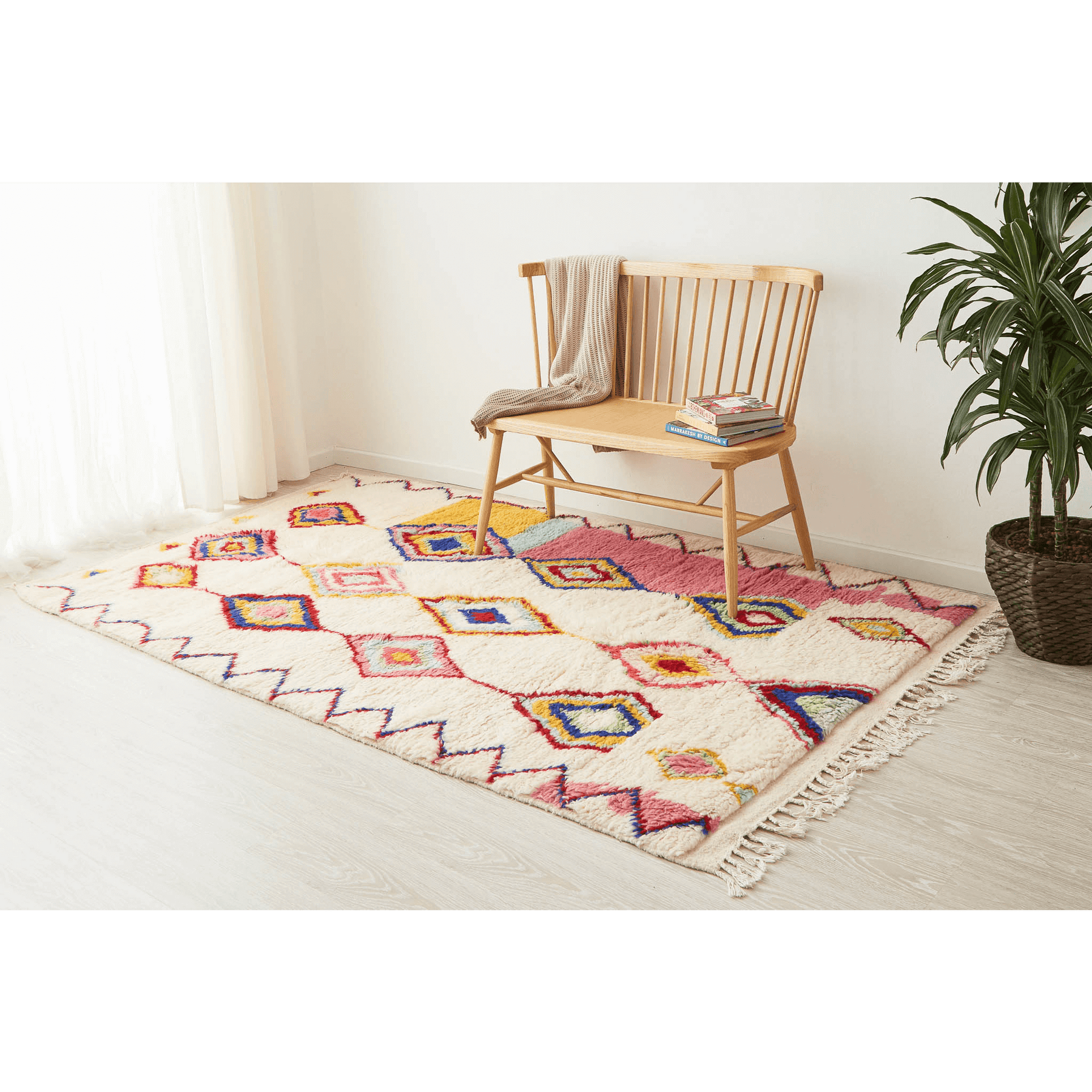 tappeto azilal con rombi e linee dai colori vivaci su base bianca disteso sul pavimento