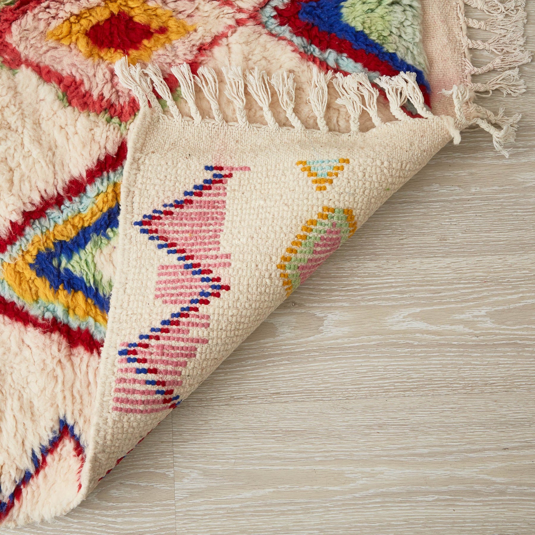 tappeto azilal con rombi e linee dai colori vivaci su base bianca dettaglio retro