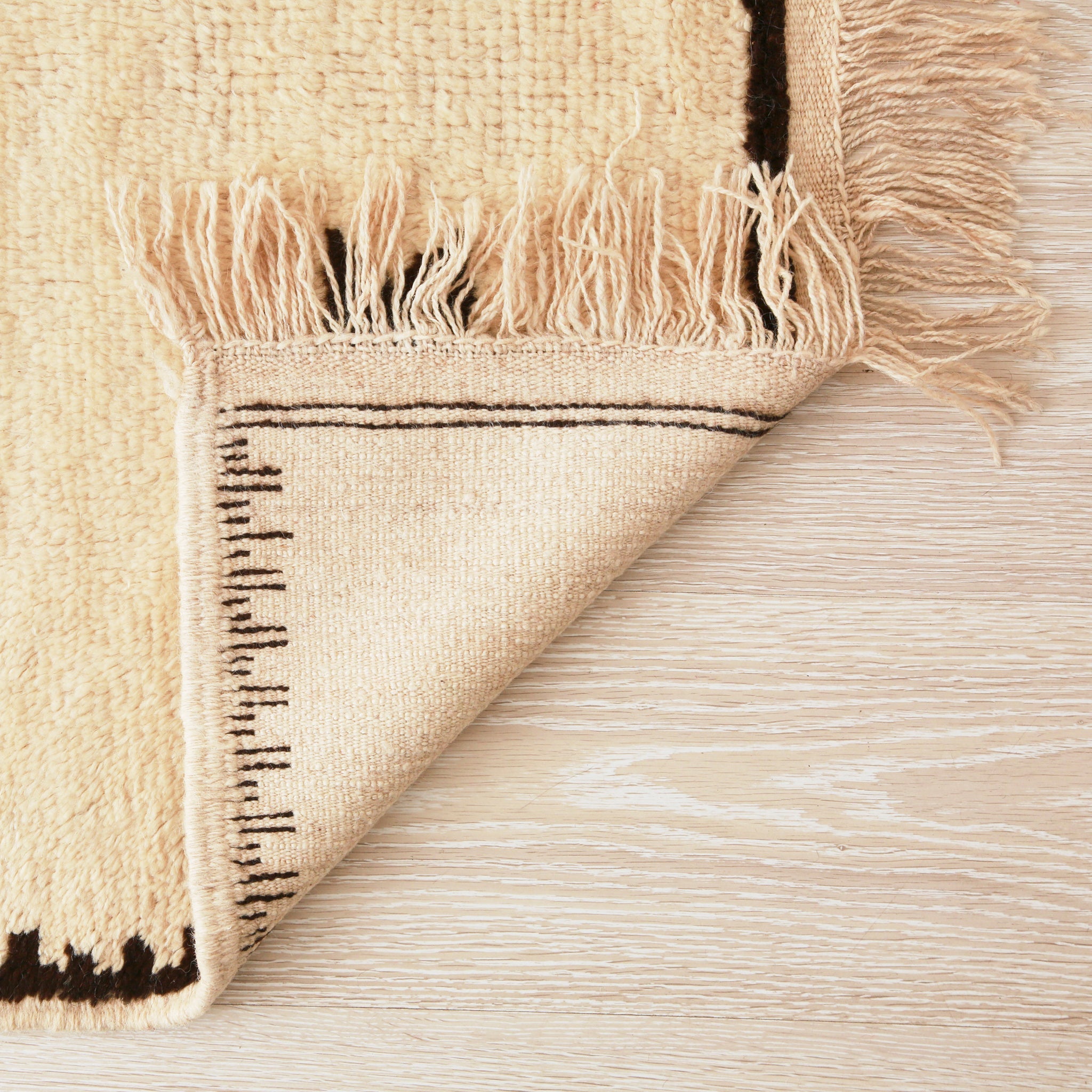 retro dell'angolo di un tappeto che mostra la precisione e la vicinanza dei nodi, nonché la cura dei dettagli