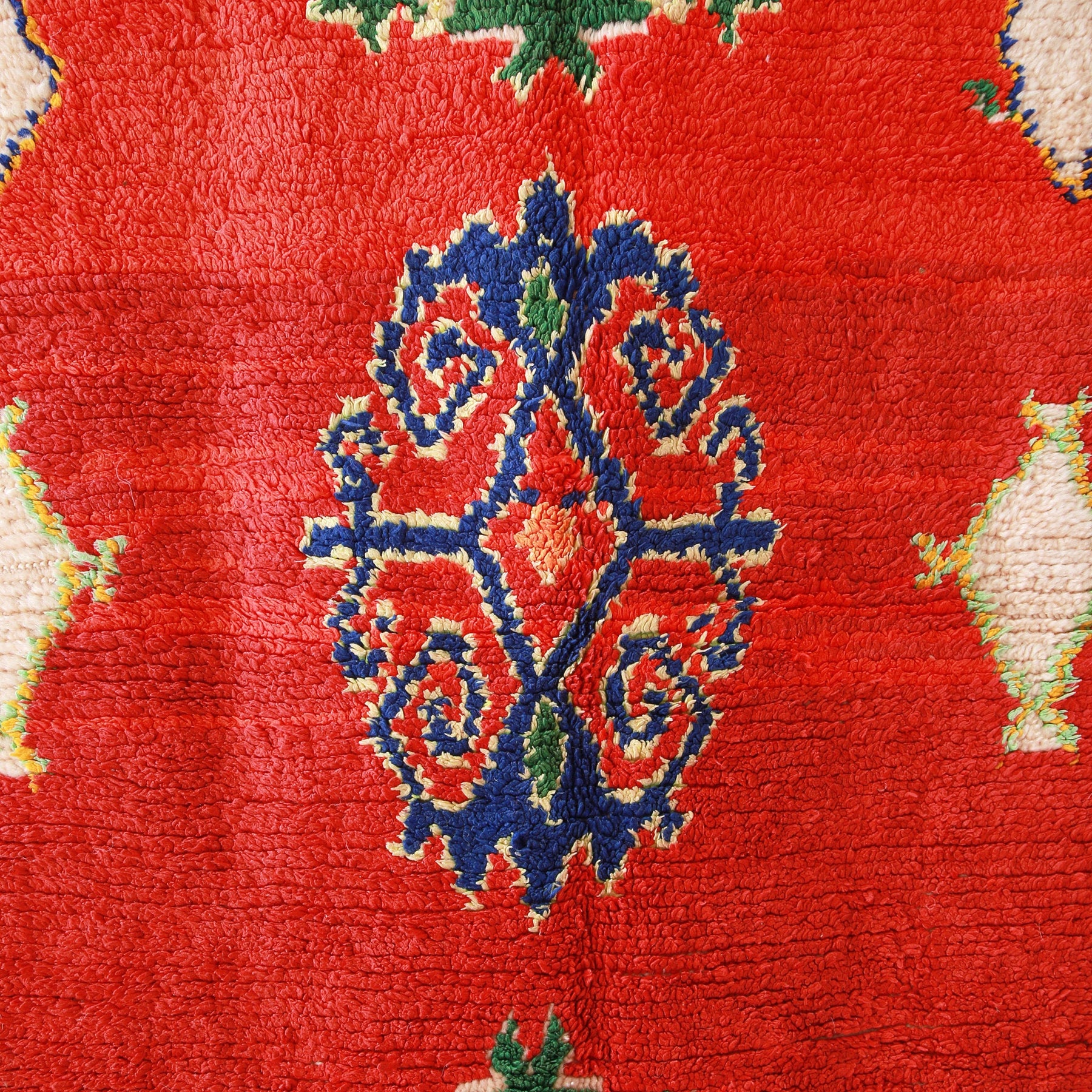 Simbolo blu su lana rossa
