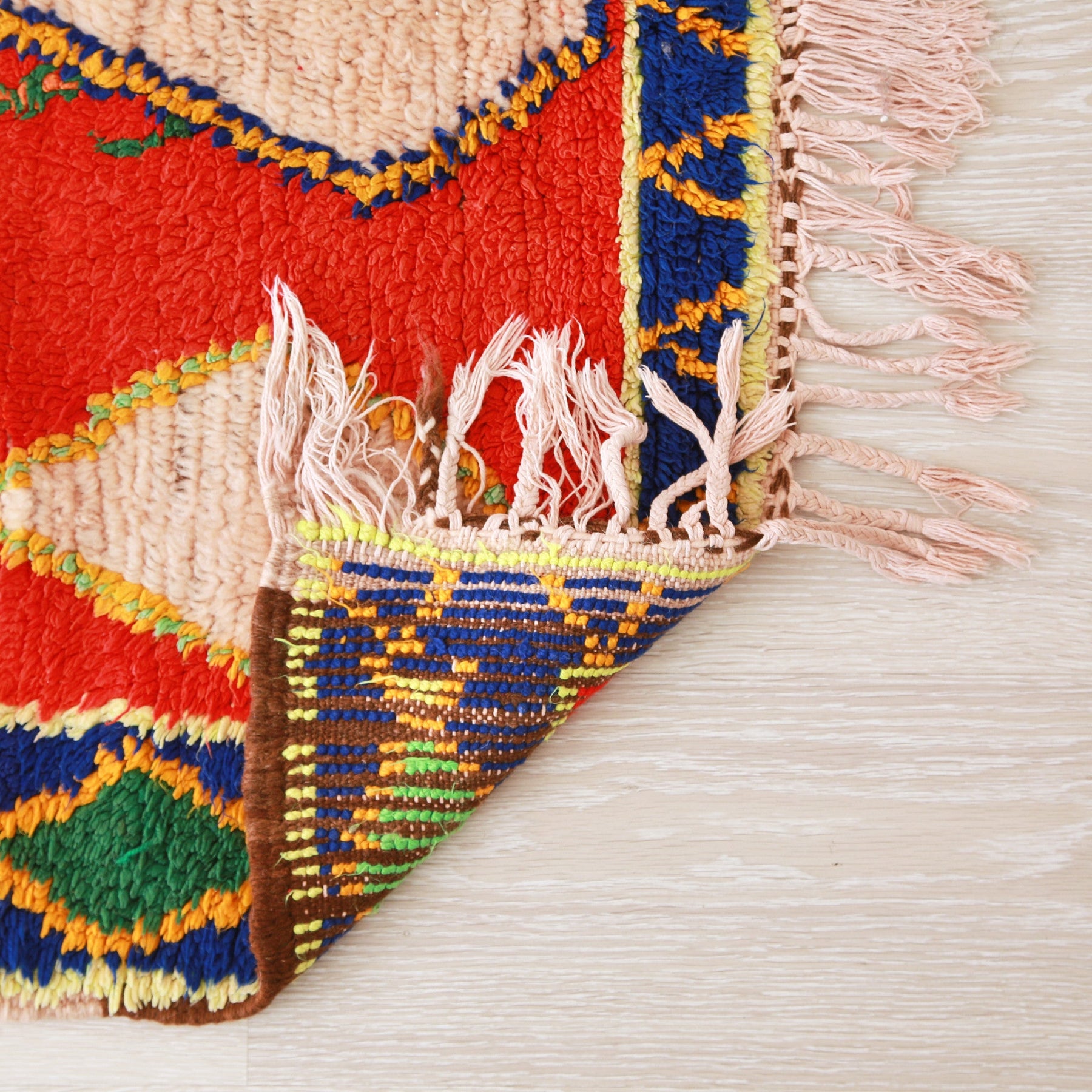 retro del tappeto azilal vintage che mostra i nodi di diverso colore
