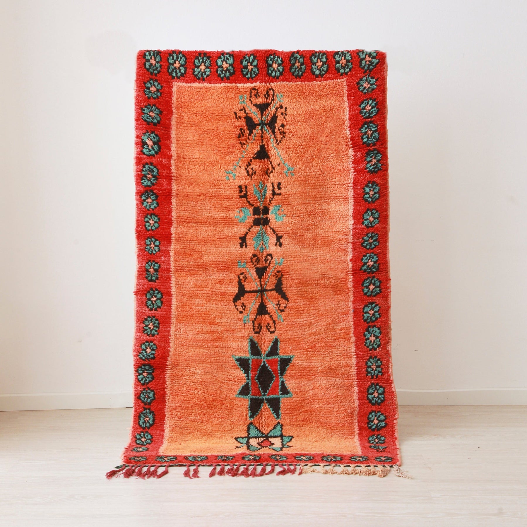 tappeto azilal vintage per corridoio con lana arancione, con cornice rossa e disegni centrali appeso
