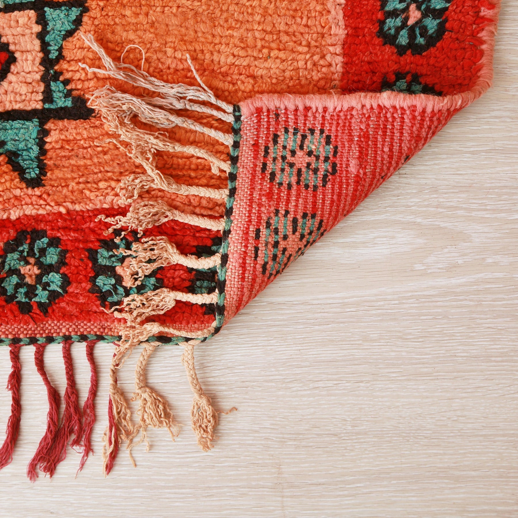 retro del tappeto azilal vissuto con lana arancione e rossa