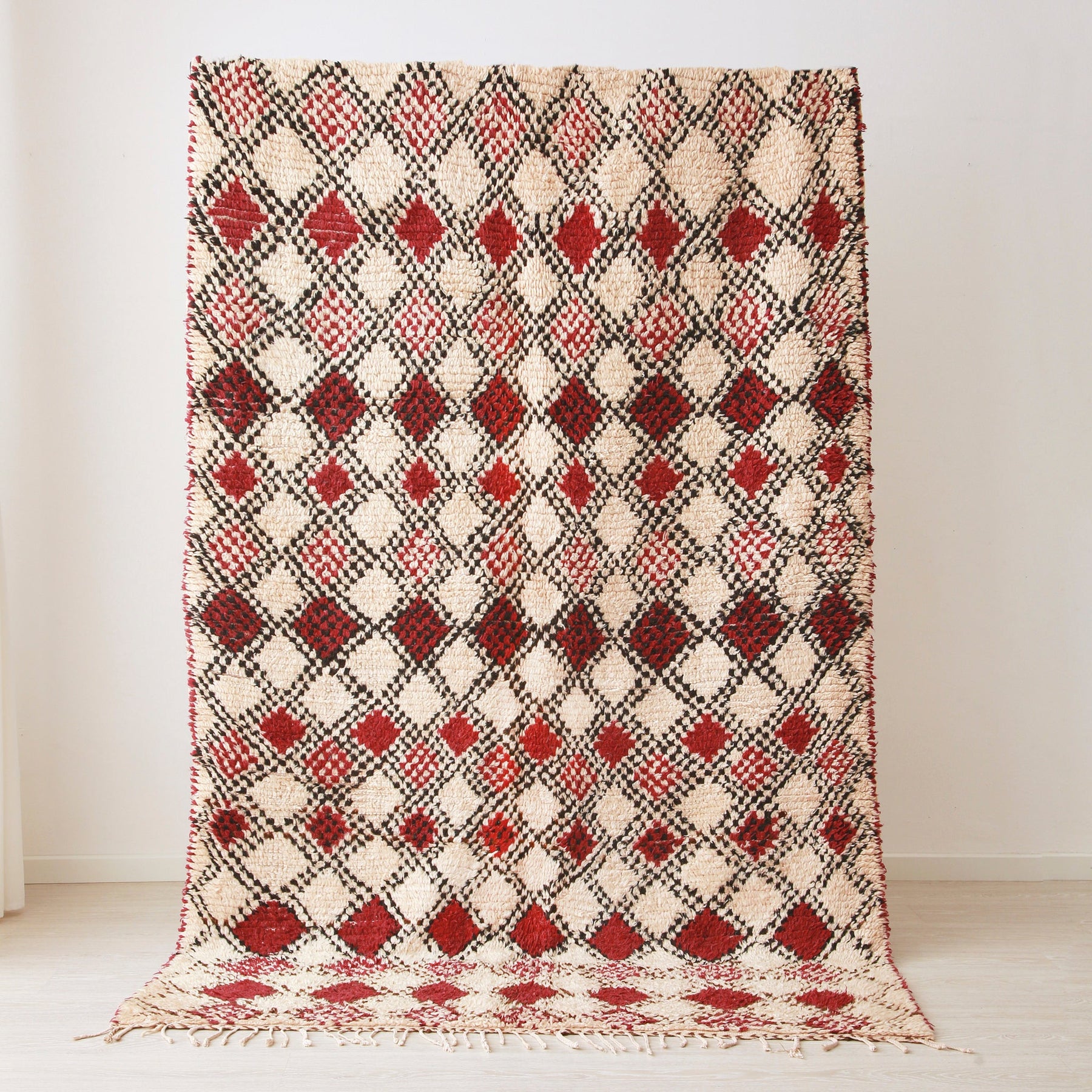 grande tappeto azilal vintage su base bianca con rombi dal bordo nero e interno di varie tonalità di rosso