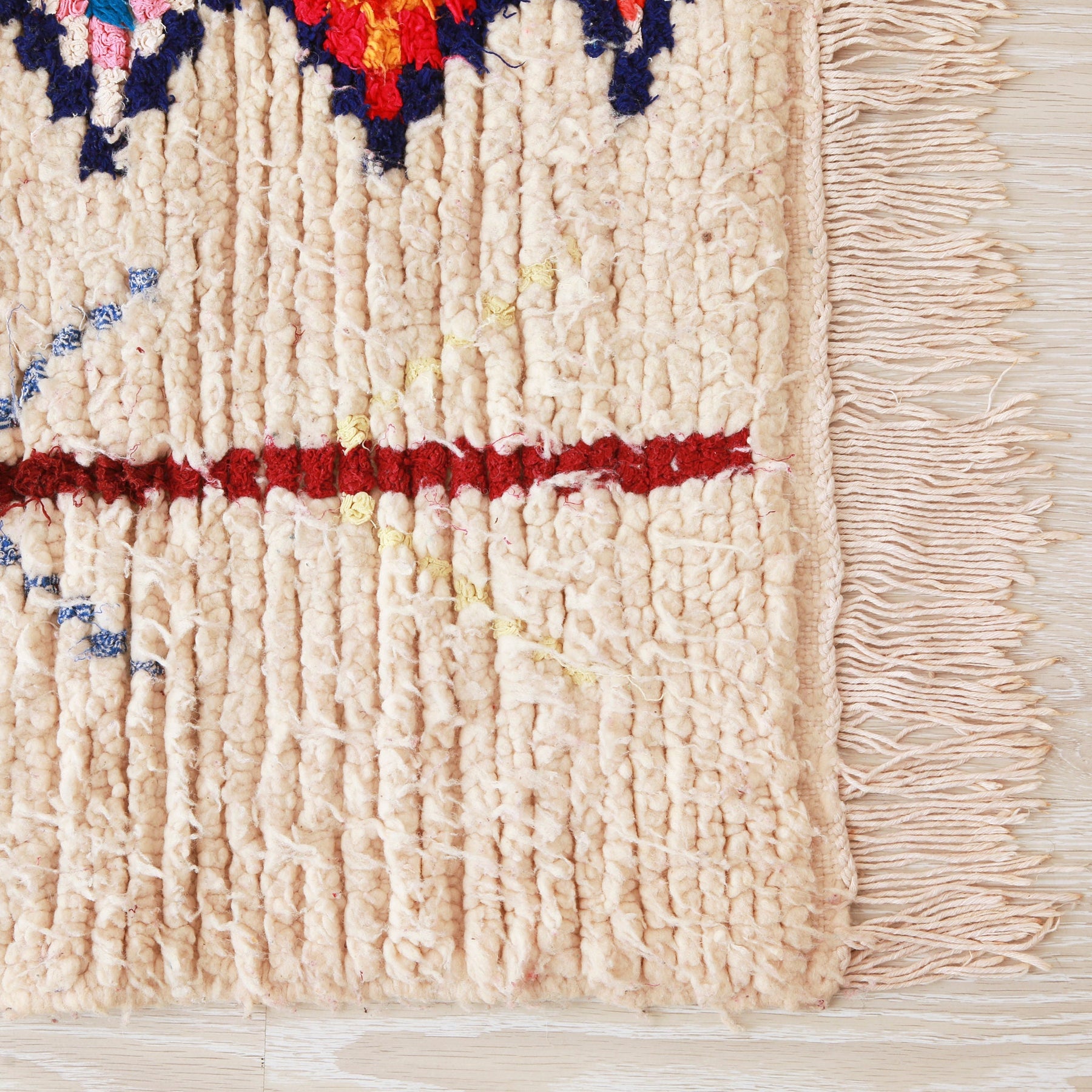 angolo di un tappeto azilal vintage con frangia bianca
