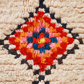 dettaglio di rombo colorato di un tappeto azilal vintage